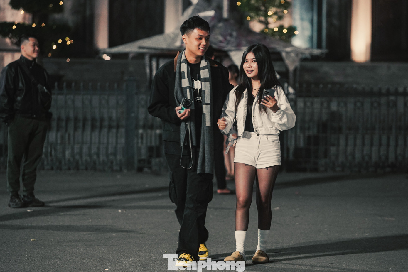 Nhà thờ Lớn cũng là địa điểm lý tưởng các bạn trẻ hẹn hò trong đêm đông. Nhà thờ Lớn cũng là địa điểm lý tưởng các bạn trẻ hẹn hò trong đêm đông.