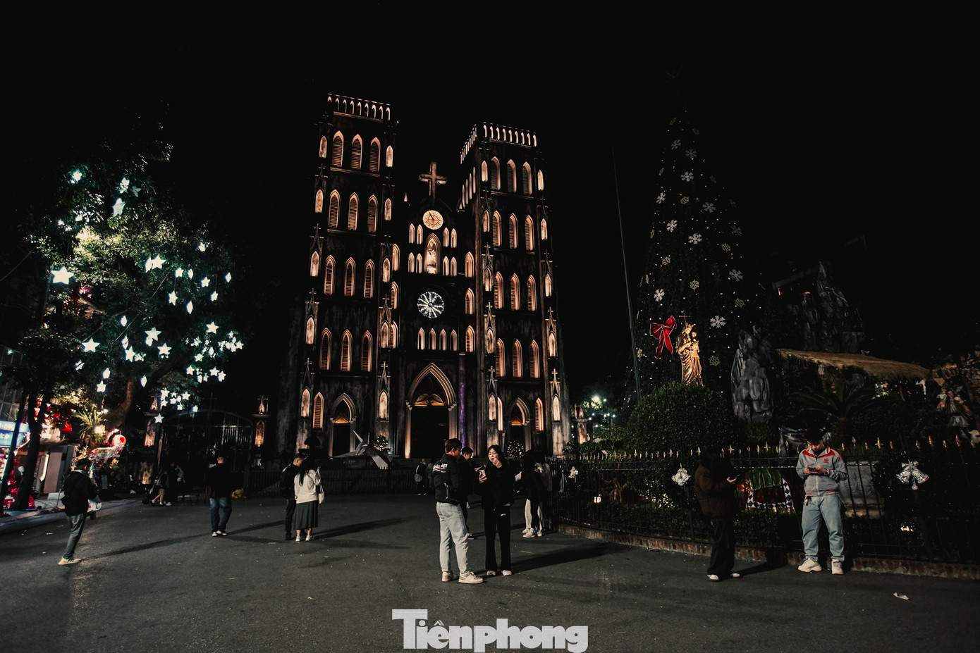 Lúc 23h, khu vực nhà thờ Lớn đã tắt đèn trang trí nhưng vẫn xuất hiện nhiều người đến tham quan. Lúc 23h, khu vực nhà thờ Lớn đã tắt đèn trang trí nhưng vẫn xuất hiện nhiều người đến tham quan.