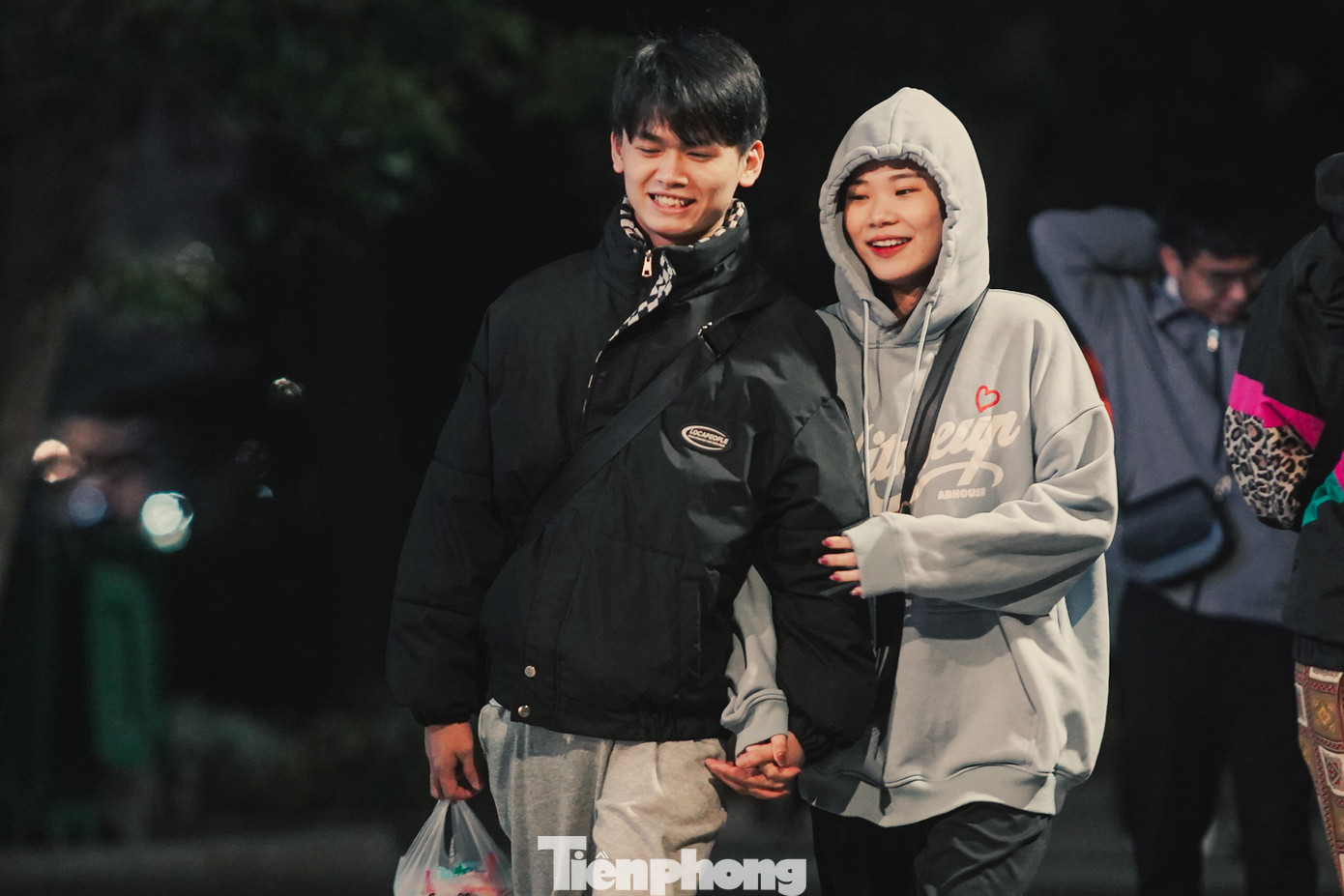 Khu vực xung quanh hồ Hoàn Kiếm vẫn rất nhiều người đi bộ, tham quan. Khu vực xung quanh hồ Hoàn Kiếm vẫn rất nhiều người đi bộ, tham quan.