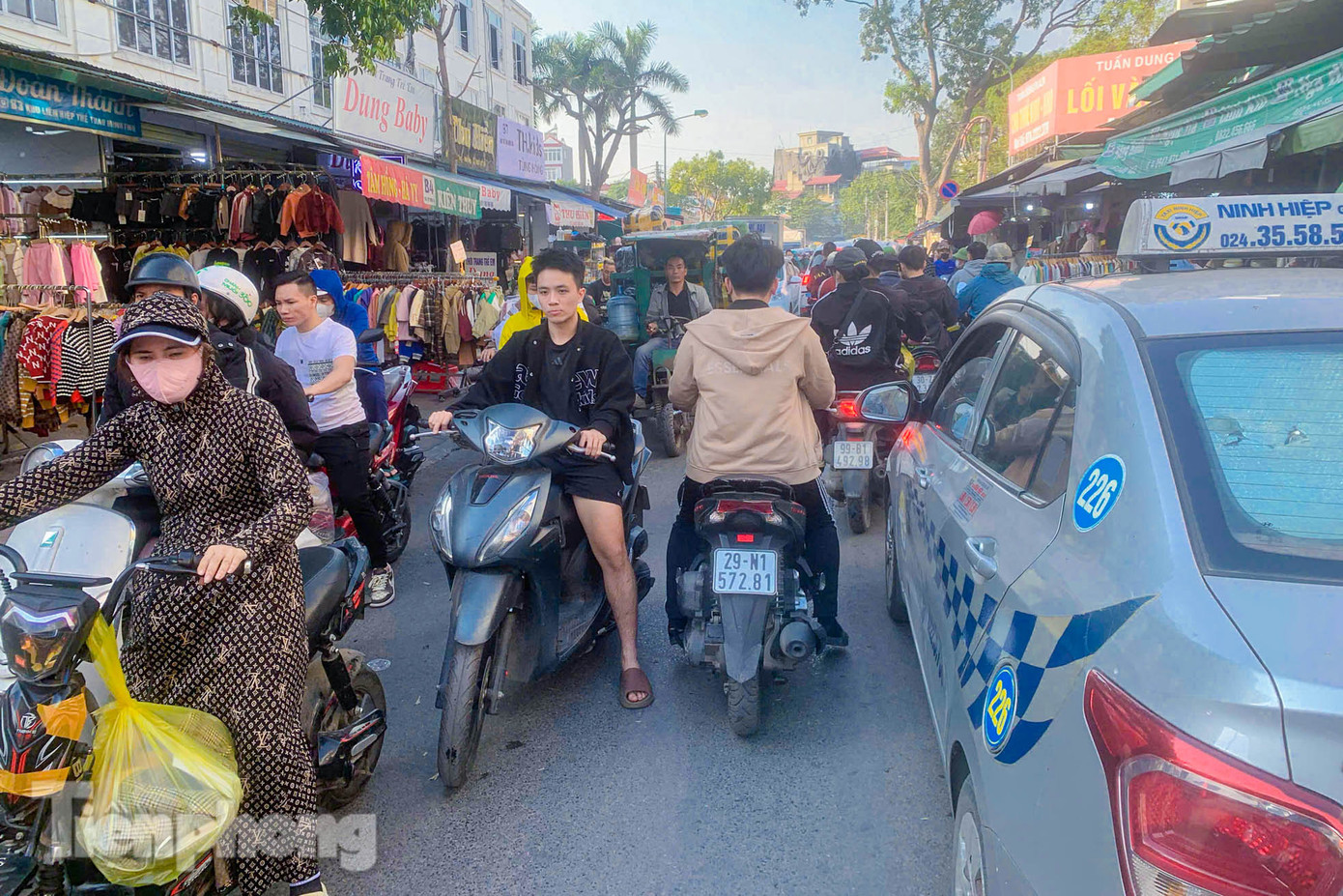 Ghi nhận PV, chợ Ninh Hiệp đang bước vào vụ mùa lớn nhất trong năm, mọi ngả đường trong chợ lúc nào cũng đông nghẹt các phương tiện chạy ngang, chạy dọc. Ghi nhận PV, chợ Ninh Hiệp đang bước vào vụ mùa lớn nhất trong năm, mọi ngả đường trong chợ lúc nào cũng đông nghẹt các phương tiện chạy ngang, chạy dọc.