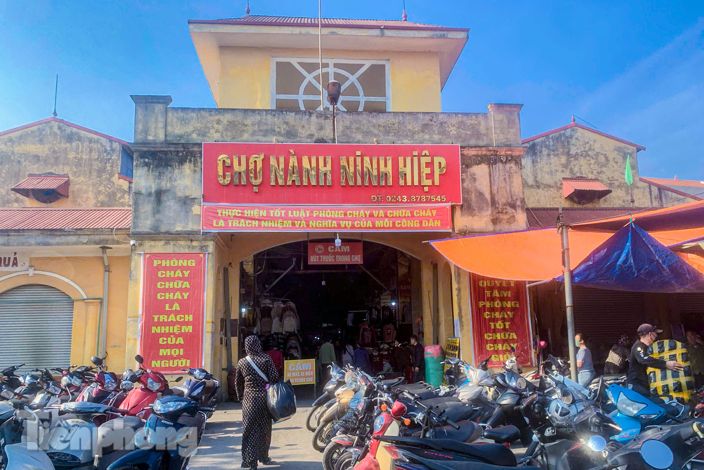 Từng được mệnh danh là nơi mua sắm quần áo lớn nhất miền Bắc, cách trung tâm Hà Nội khoảng 30km, chợ Nành Ninh Hiệp hay còn gọi là chợ Ninh Hiệp (huyện Gia Lâm, Hà Nội) trong những ngày cuối năm luôn tấp nập "kẻ bán người mua". Từng được mệnh danh là nơi mua sắm quần áo lớn nhất miền Bắc, cách trung tâm Hà Nội khoảng 30km, chợ Nành Ninh Hiệp hay còn gọi là chợ Ninh Hiệp (huyện Gia Lâm, Hà Nội) trong những ngày cuối năm luôn tấp nập "kẻ bán người mua".