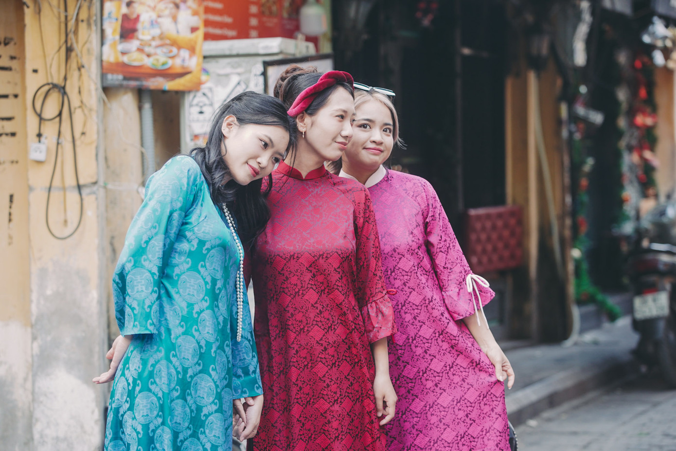 Các &quot;nàng thơ&quot; xúng xính áo dài đủ màu sắc, khoe dáng ở khu vực phố cổ.