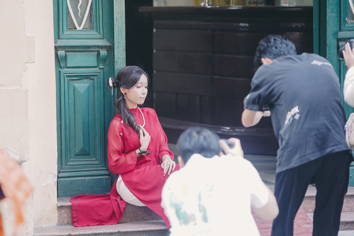 Khu vực trước cổng tòa soạn báo Hà Nội Mới tấp nập các nàng thơ đến chụp ảnh.