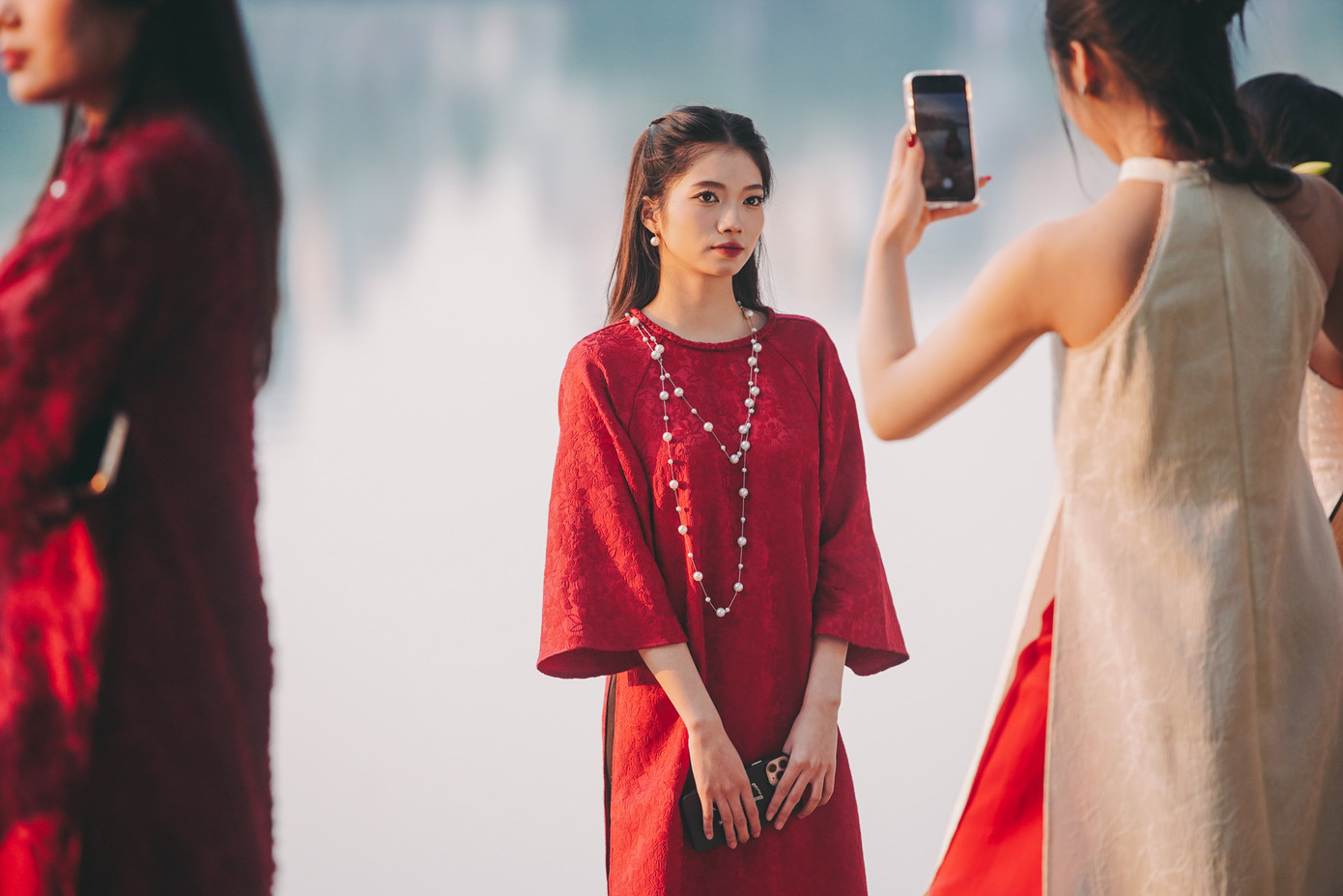 "Em thuê trọn gói chụp ở studio với giá 2,6 triệu đồng bao gồm trang điểm, làm tóc, hai bộ áo dài Tết và 3 tiếng chụp ảnh với một nhiếp ảnh gia", bạn My (Long Biên, Hà Nội) chia sẻ.