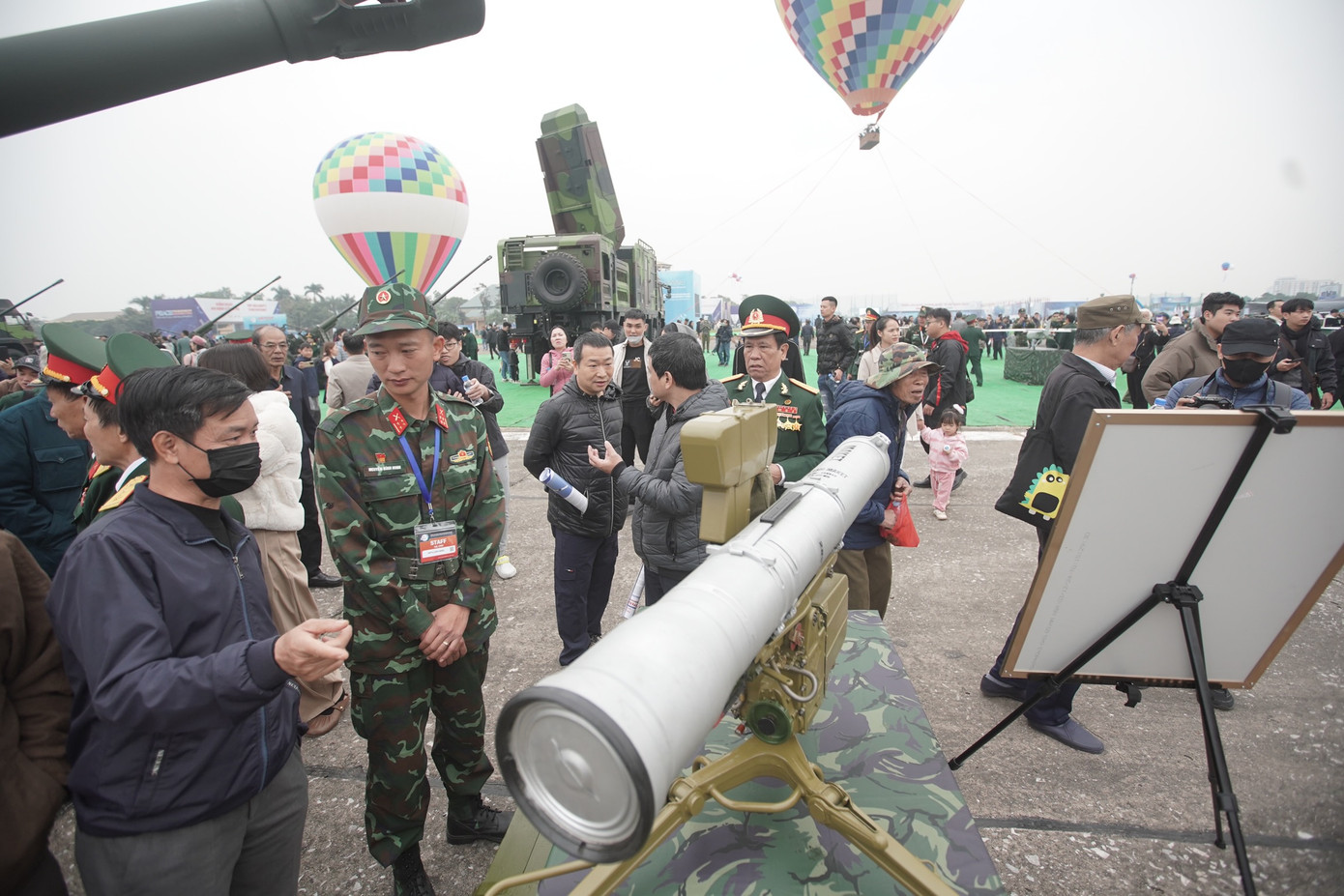 Với diện tích 25.000m2 trong nhà và ngoài trời, triển lãm trưng bày các vũ khí, khí tài đến từ hơn 200 đơn vị, doanh nghiệp thuộc hơn 30 quốc gia trong và ngoài nước.