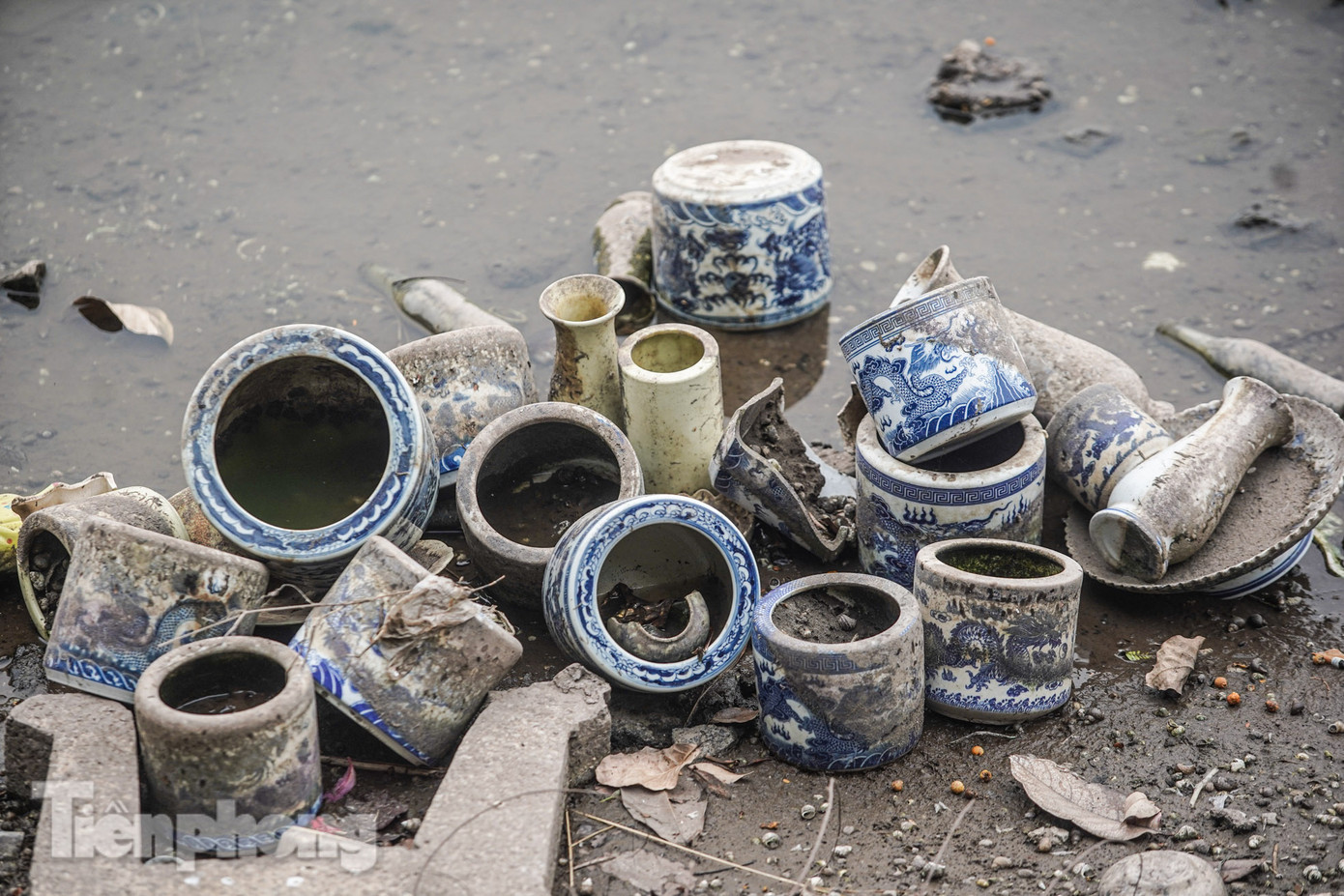 Những đồ thờ cúng, bát hương xuất hiện không chỉ gây mất mỹ quan còn tiềm ẩn nguy hiểm cho người xung quanh.