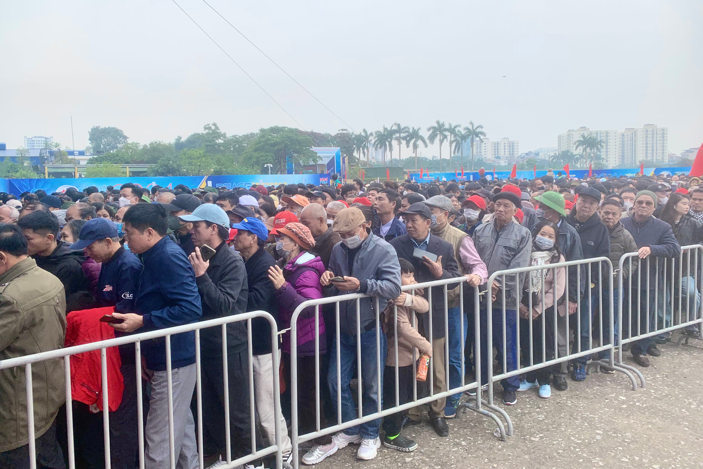 Mặc dù 9h mở cửa, khoảng hơn 6h ngày 21/12, hàng nghìn người đã có mặt tại các khu vực cổng sân bay Gia Lâm (quận Long Biên, Hà Nội) để xếp hàng vào tham quan Triển lãm Quốc phòng quốc tế Việt Nam 2024.