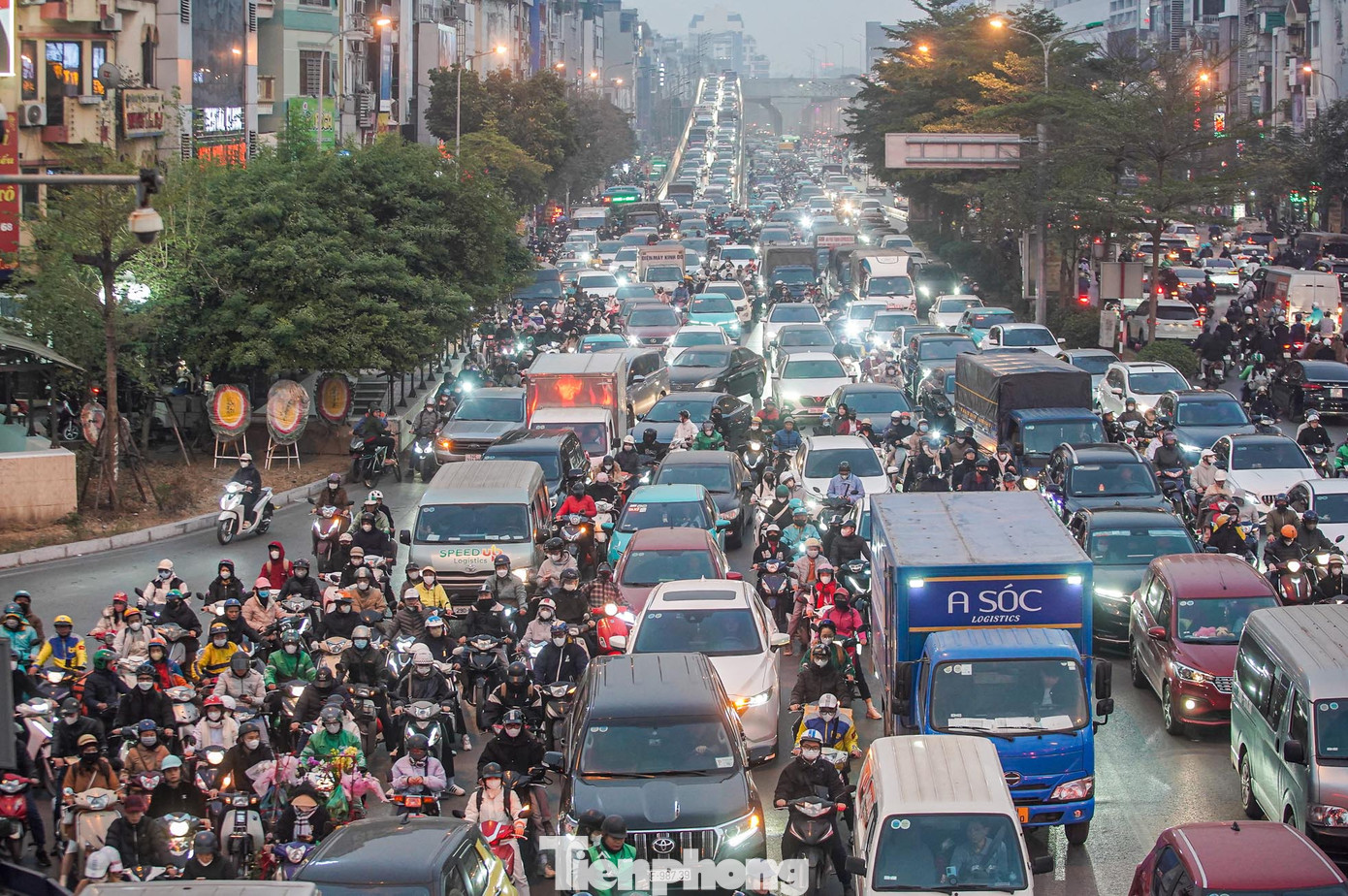 Hình ảnh trên đường Trường Chinh vào chiều tối cuối cùng của năm 2024.