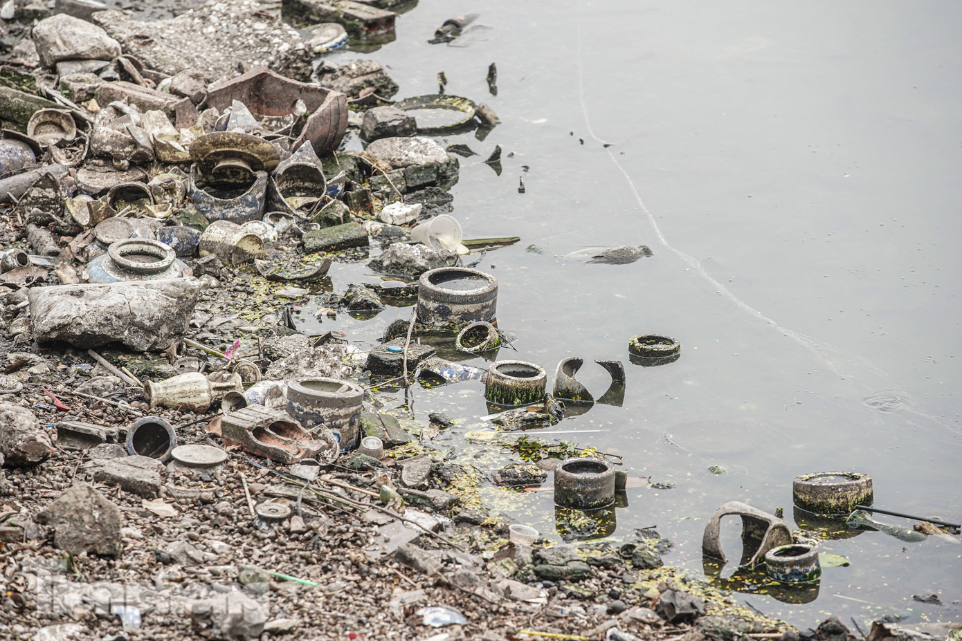 Nhiều chất thải bị ném xuống khiến nơi đấy như bãi rác khổng lồ.