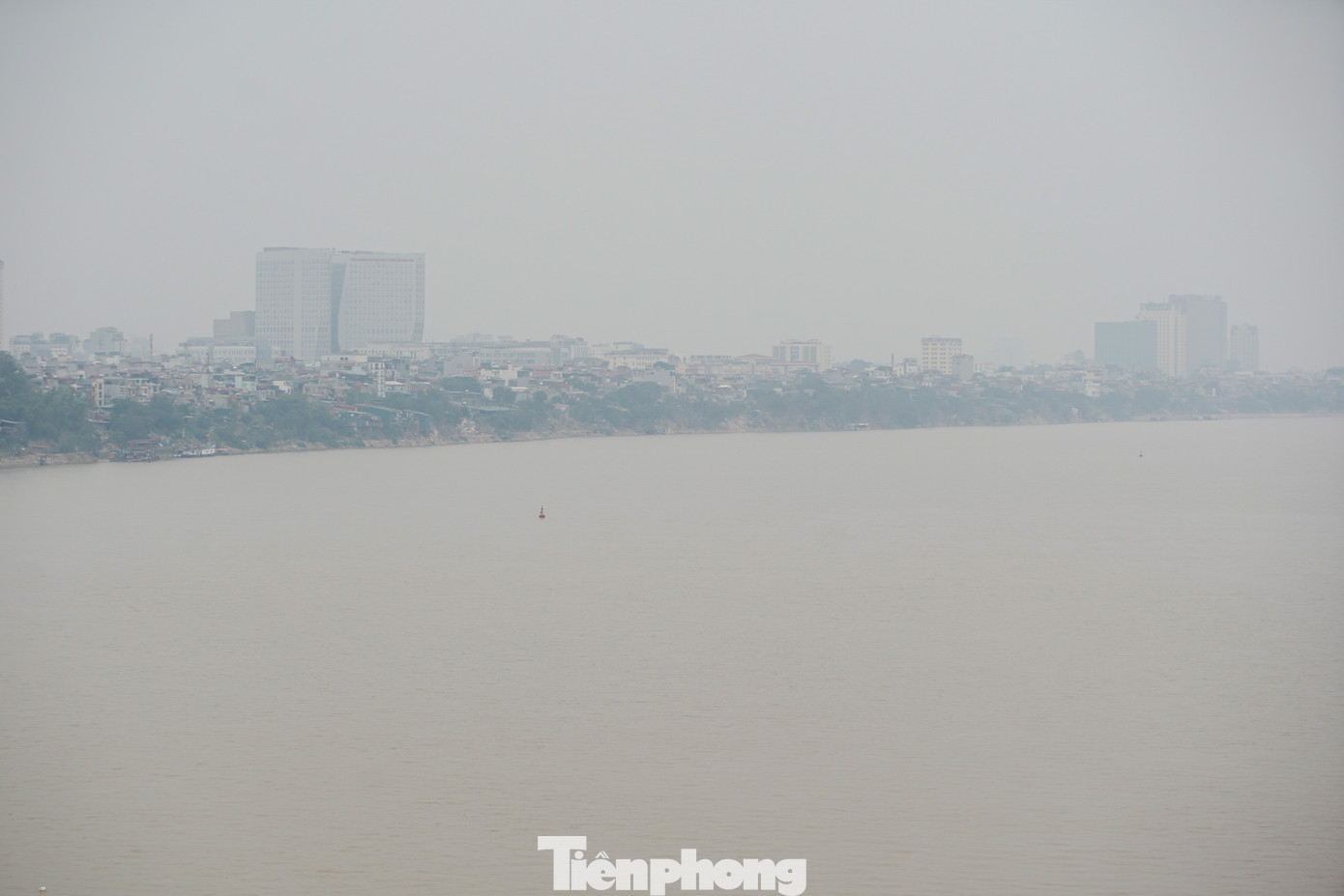 Thành phố mờ ảo sau lớp sương.