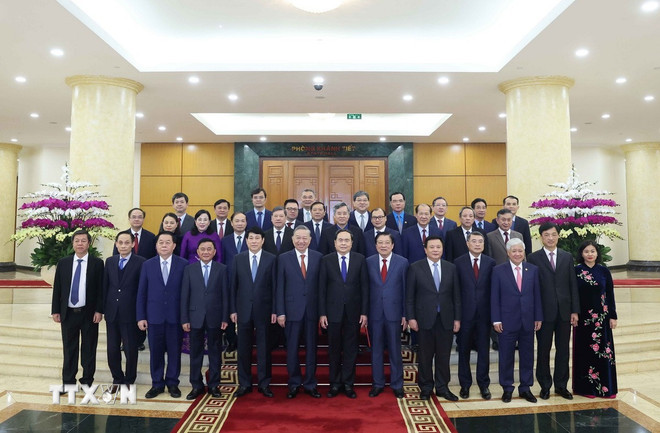 Tổng Bí thư Tô Lâm, Chủ tịch nước Lương Cường, Chủ tịch Quốc hội Trần Thanh Mẫn và các đại biểu chụp ảnh chung. (Ảnh: Thống Nhất/TTXVN) Tổng Bí thư Tô Lâm, Chủ tịch nước Lương Cường, Chủ tịch Quốc hội Trần Thanh Mẫn và các đại biểu chụp ảnh chung. (Ảnh: Thống Nhất/TTXVN)