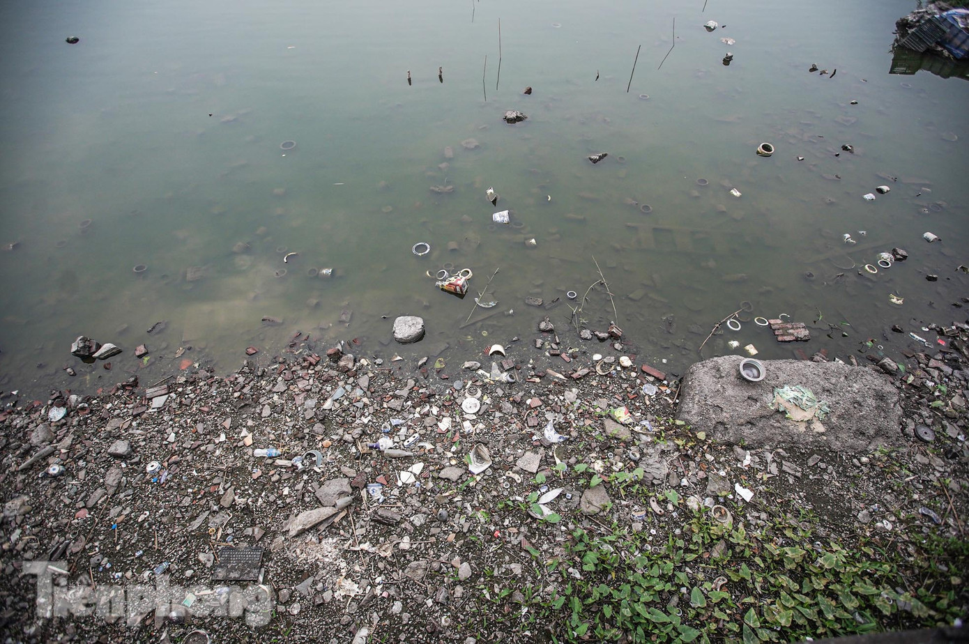 Ghi nhận của PV, cảnh quan ven hồ bị ảnh hưởng khá lớn bởi rác thải, thậm chí nhiều khu vực bốc mùi hôi thối, khó chịu.