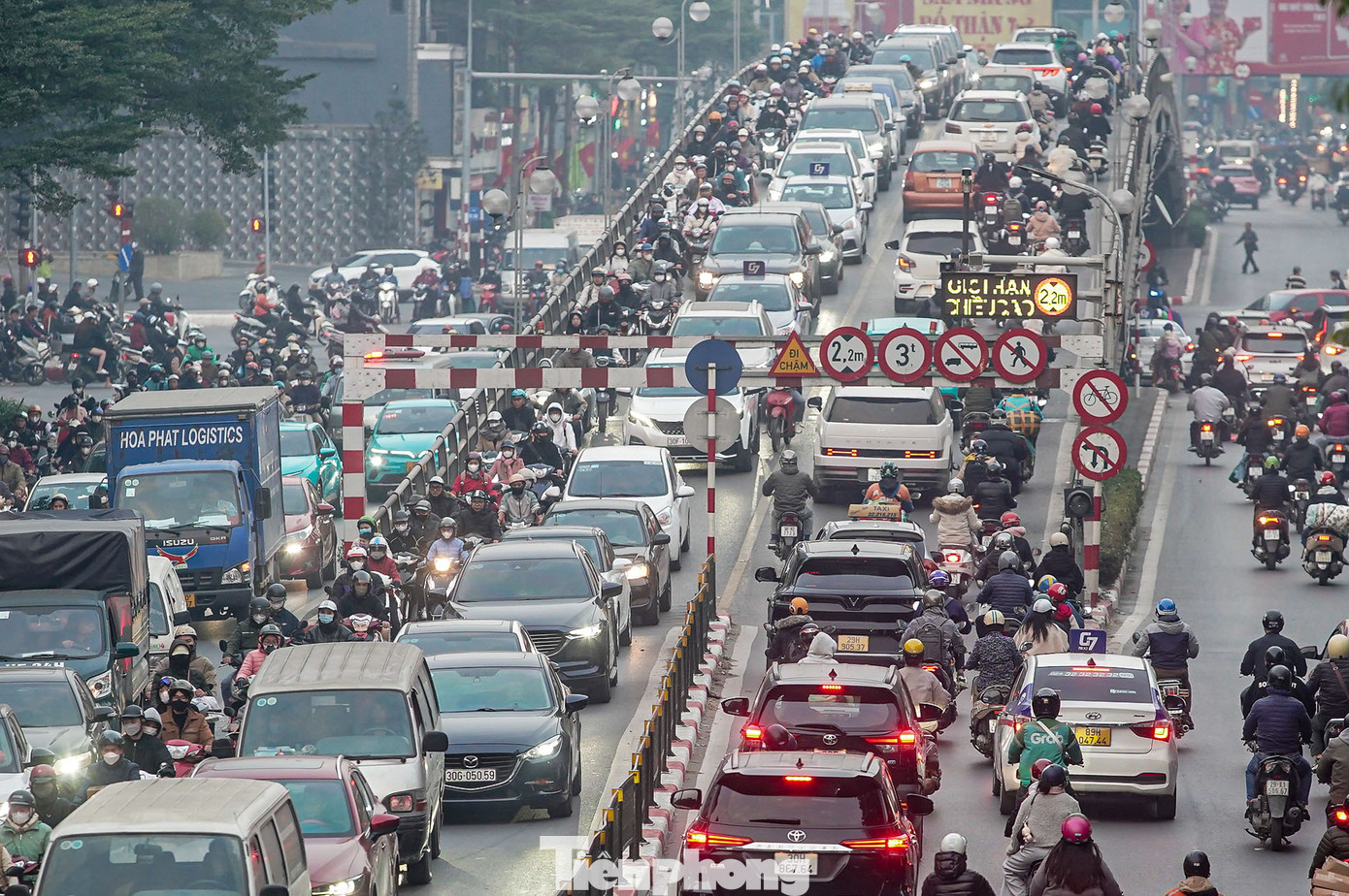 Cầu vượt Thái Hà ùn ứ cả hai chiều.