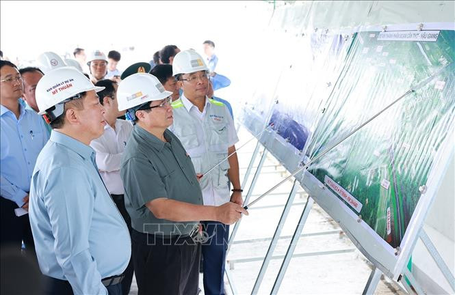 Thủ tướng Phạm Minh Chính kiểm tra tiến độ thi công cao tốc Cần Thơ - Cà Mau đoạn qua huyện Phụng Hiệp, tỉnh Hậu Giang. Ảnh: Dương Giang/TTXVN