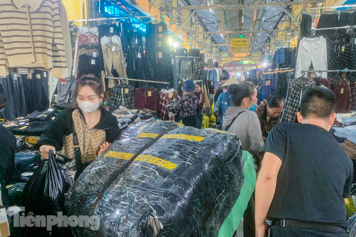 Mọi lối bên trong chợ tấp nập người ra vào. Mọi lối bên trong chợ tấp nập người ra vào.