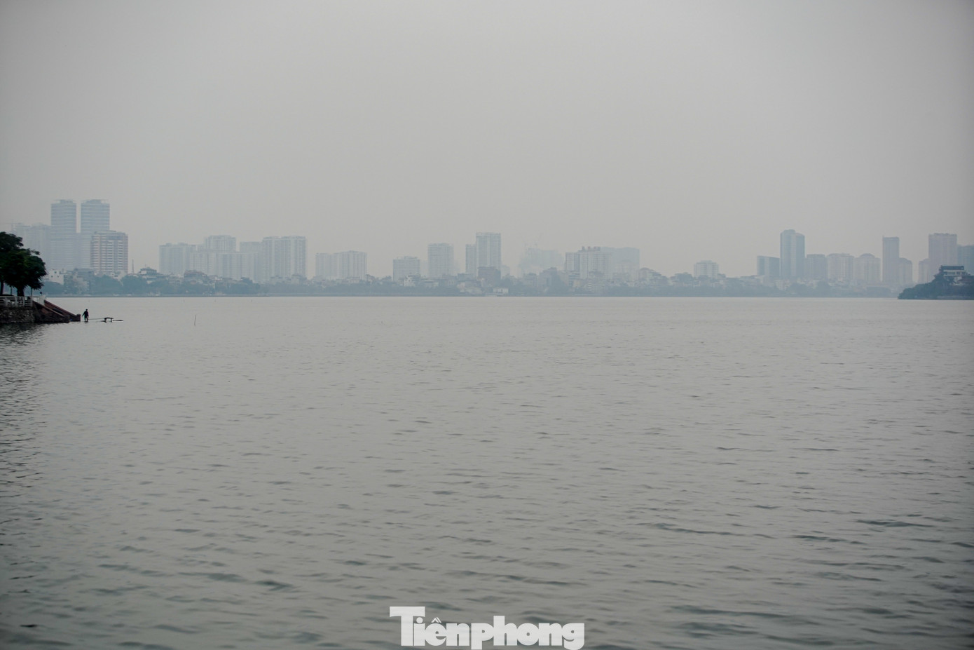 Ghi nhận PV, từ sáng sớm nay (21/12), Thủ đô bị lớp sương mù dày đặc bao phủ, các tòa nhà cao tầng, khu chung cư bị che khuất bởi màu trắng đục.