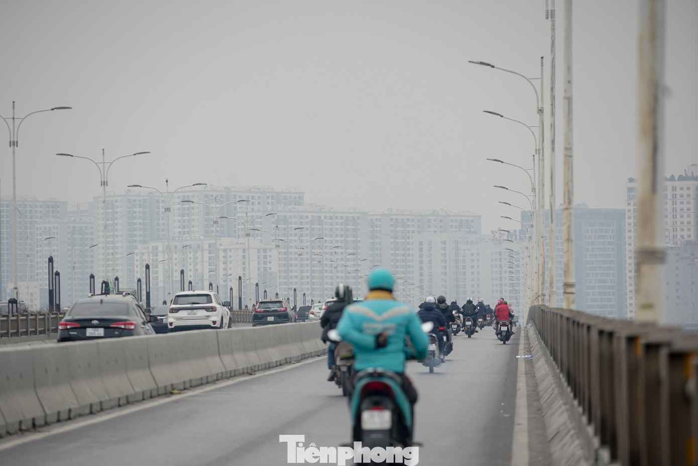 Sương mù khiến tầm nhìn của người tham gia giao thông bị hạn chế, nhiều người phải bật đèn xe để di chuyển.