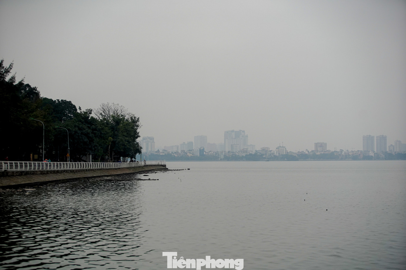 Bắt đầu buổi sáng 21/12, bầu trời Hà Nội bắt đầu bị bao phủ bởi sương mù sau một ngày nắng.