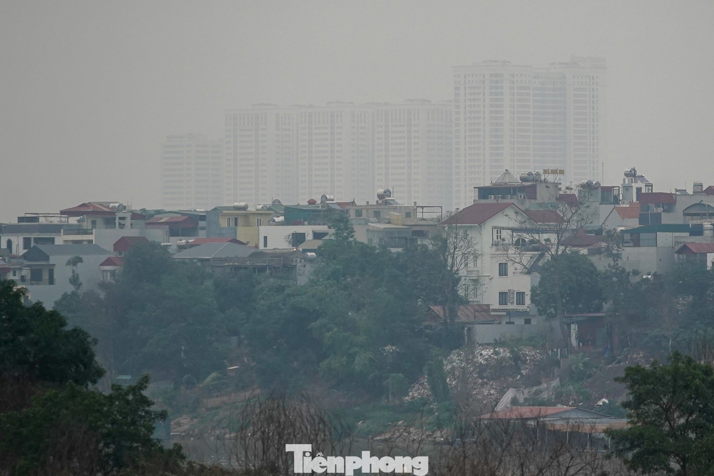 Lớp sương phủ mờ hẳn những tòa nhà chung cư phía xa.