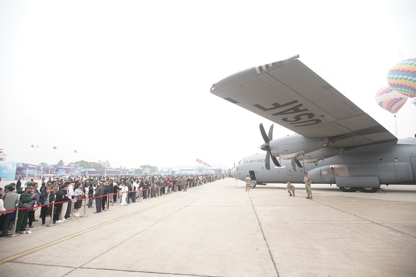 Khu vực trưng bày khí tài quân sự của Mỹ.