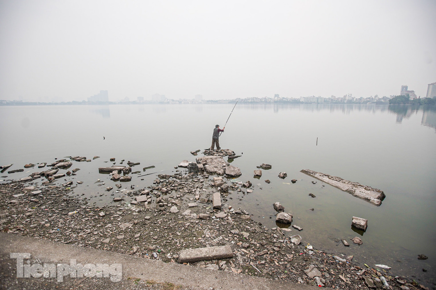 Người dân dễ dàng bước men theo các cục bê tông để ra hồ câu cá.