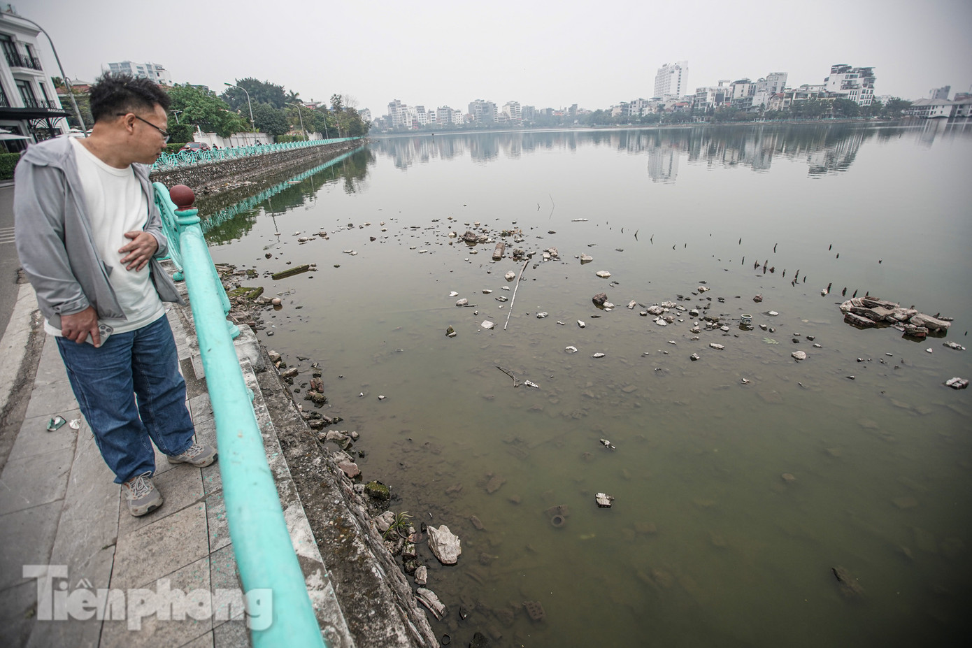 "Dân hay thả bát hương, đồ phóng sinh ở đây lắm, đặc biệt những ngày lễ, dọn bàn thờ. Khi nước lên cao thì khó phát hiện ra rác thải nhưng khi nước cạn thì mọi thứ lại nổi hết lên", anh Minh (Tây Hồ, Hà Nội) chia sẻ.