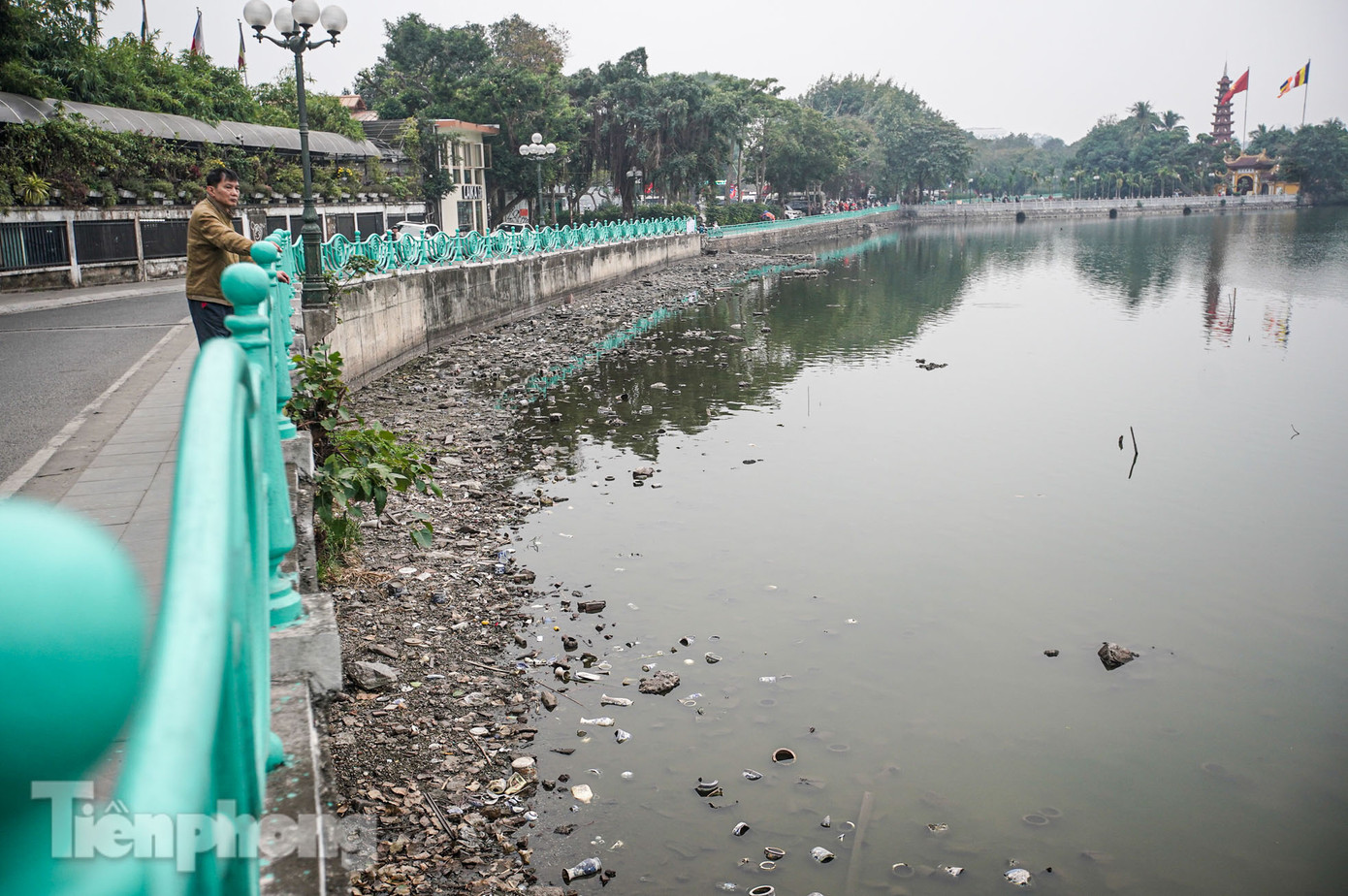 Rác thải dọc phố Yên Hoa khiến người đi qua cảm nhận rõ thấy mùi tanh tưởi, hôi thối bốc lên.