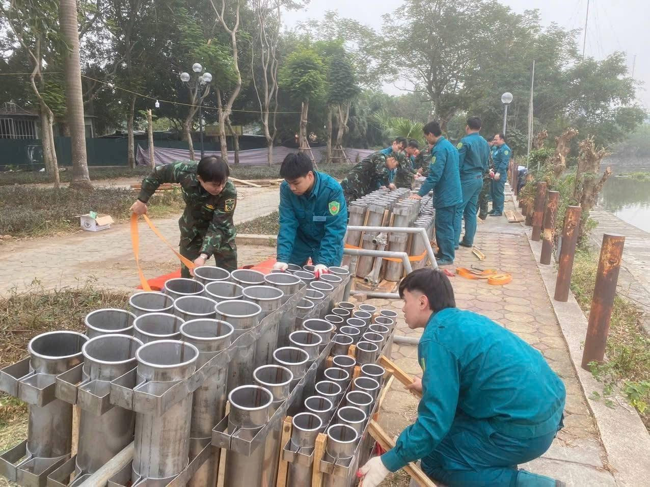 Mọi công đoạn đều được thực hiện cẩn trọng và đảm bảo công tác an toàn. Ảnh: Trung tâm VHTT&TT quận Hà Đông.