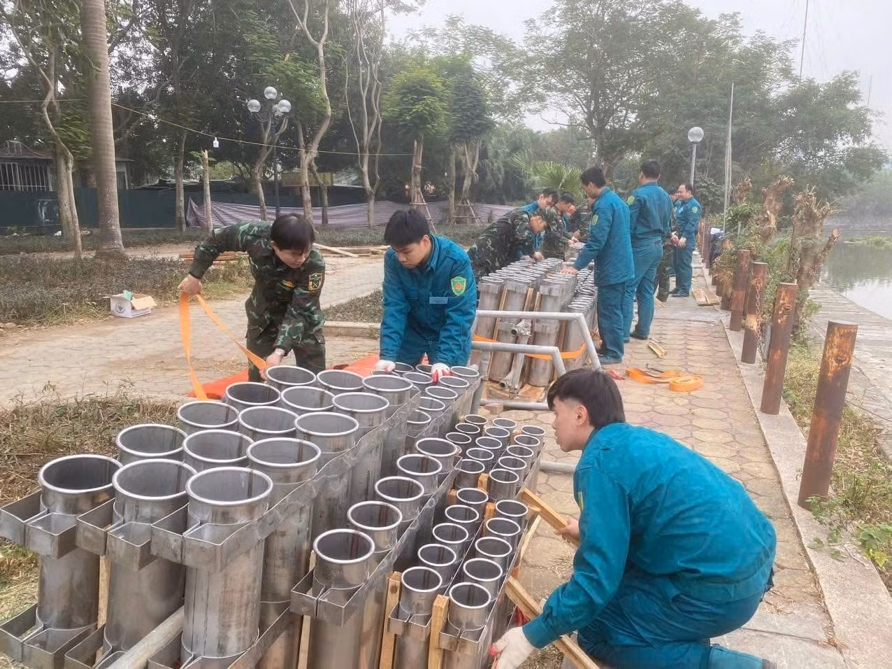 Mọi công đoạn đều được thực hiện cẩn trọng và đảm bảo công tác an toàn. Ảnh: Trung tâm VHTT&amp;TT quận Hà Đông.