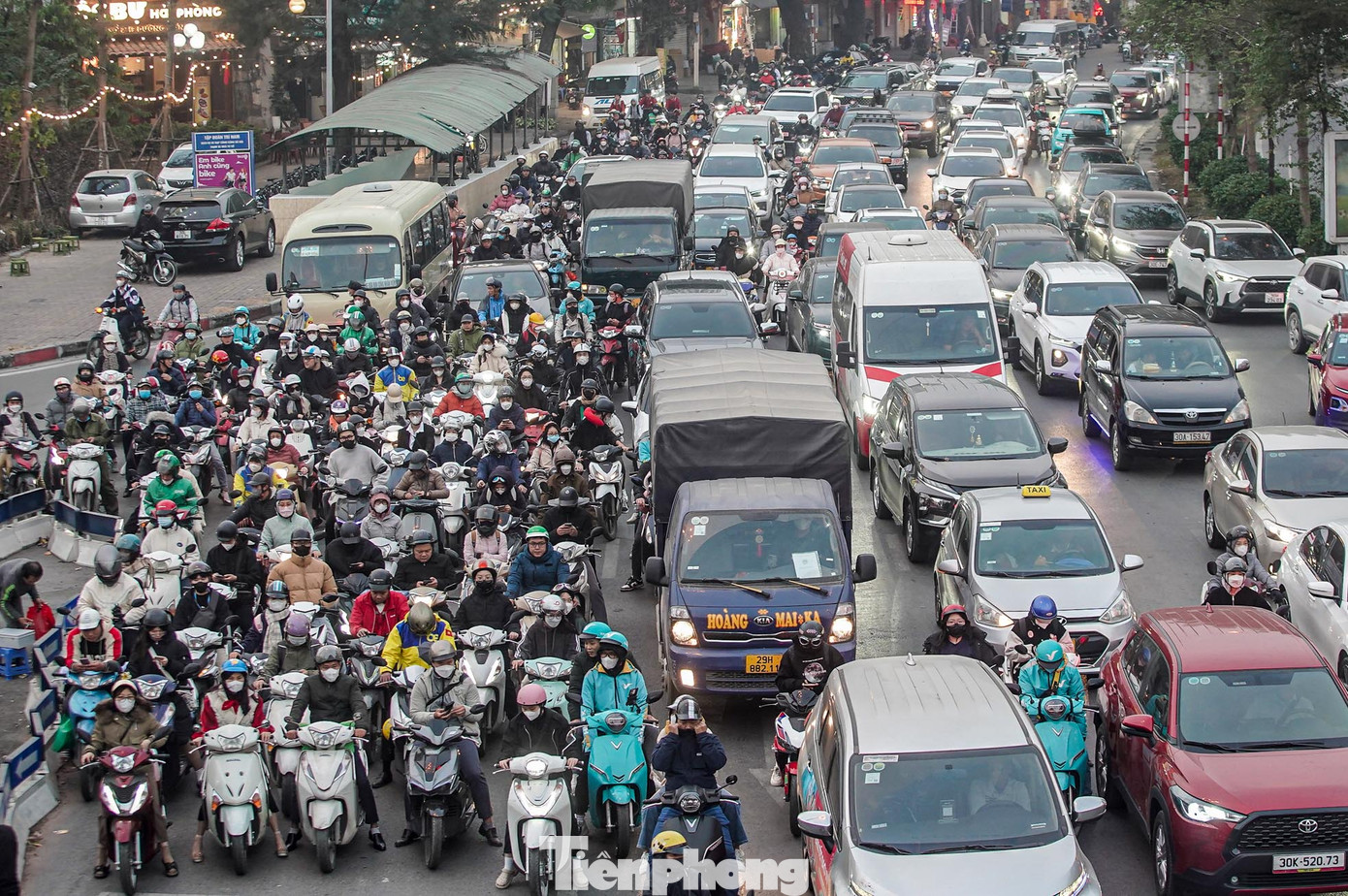 Tình trạng ùn tắc tương tự diễn ra trên tuyến đường Láng.