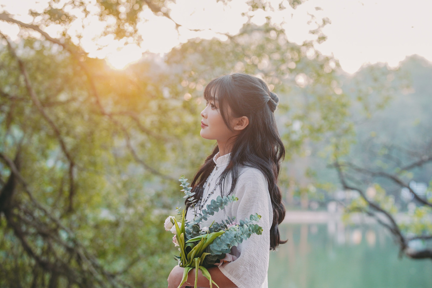 Bạn Mai Trinh (2003), sinh viên năm cuối Học viện Ngoại giao tranh thủ ngày nghỉ để chụp một bộ ảnh mang không khí Tết. &quot;Em sợ đông nên tranh thủ thời gian này đi chụp ảnh Tết sớm, tuy nhiên khi đến hồ Hoàn Kiếm lại thấy rất đông người chụp giống em. Em cảm thấy không khí Tết rộn ràng ở đây&quot;, bạn Trinh chia sẻ.