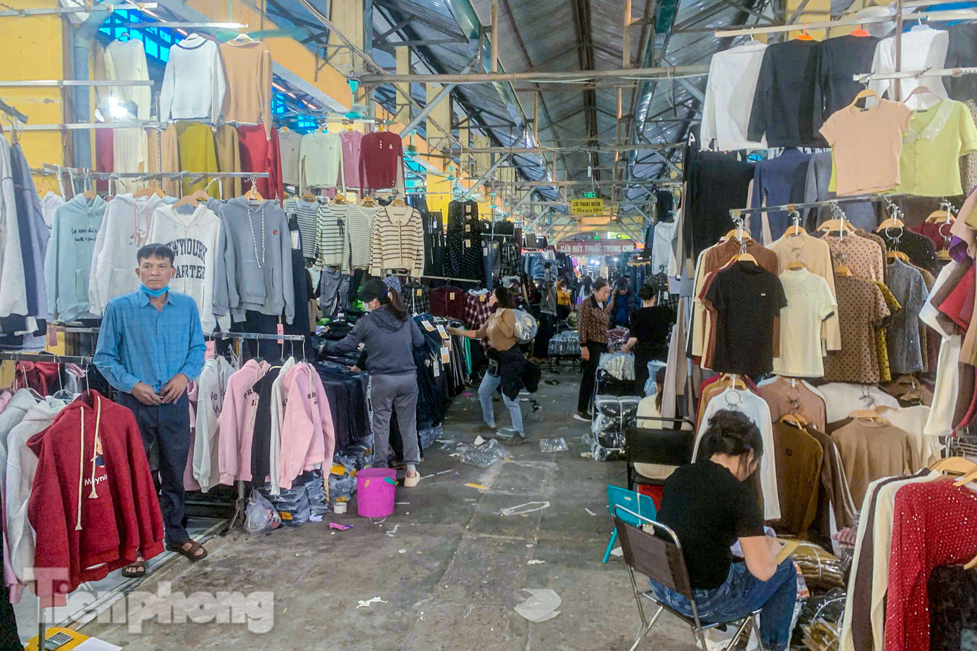 Bên trong chợ đầy đủ ki-ốt, mặt hàng. Bên trong chợ đầy đủ ki-ốt, mặt hàng.