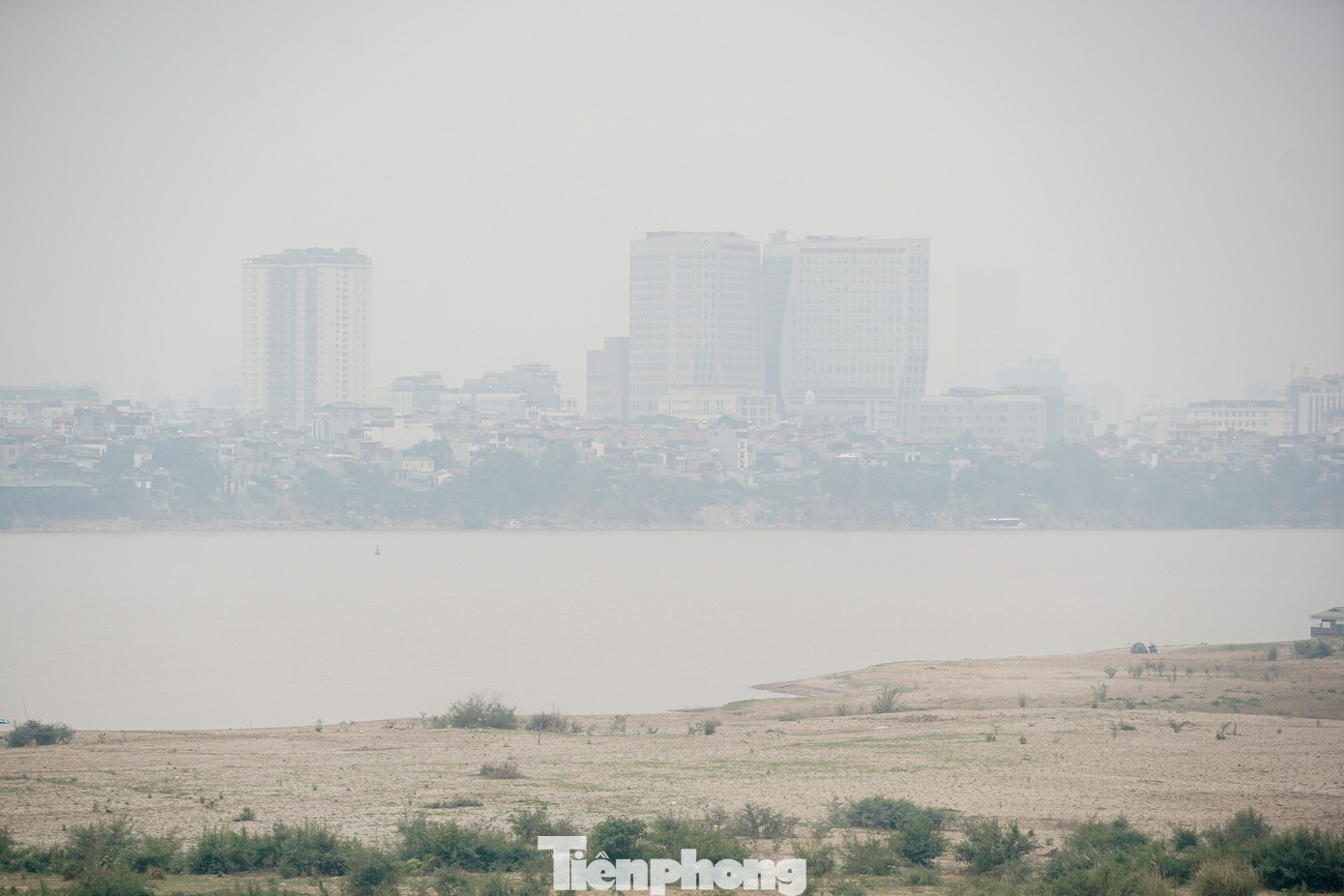 Theo dự báo, chỉ số chất lượng không khí (AQI) đang ở mức có hại, cơ thể có thể gặp tình trạng khó thở và ngứa cổ nếu tiếp xúc lâu ngoài trời.