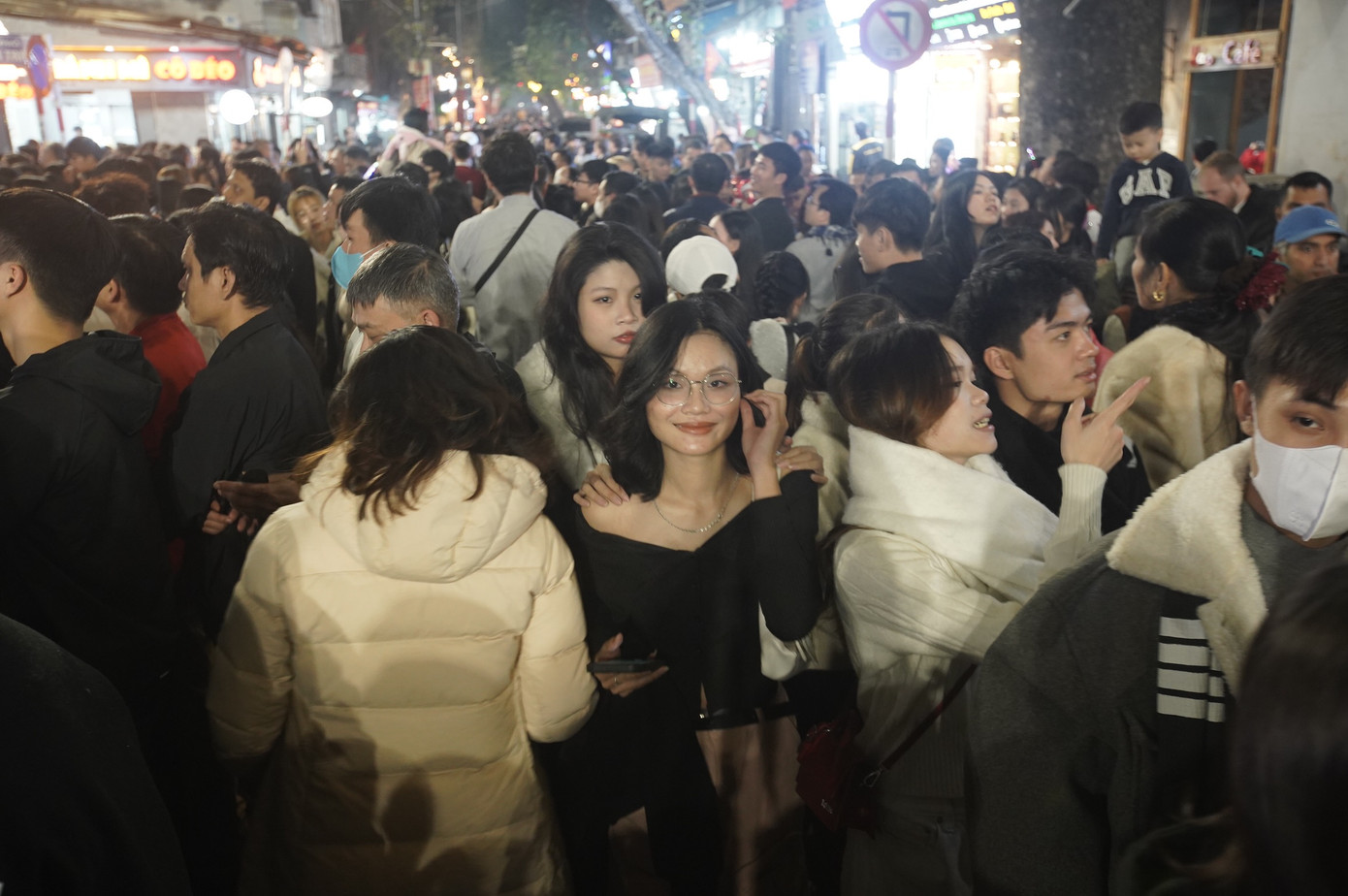 Đến 20h, những con phố xung quanh Nhà thờ Lớn đều chật kín, mọi lối đi tấp nập người qua lại.