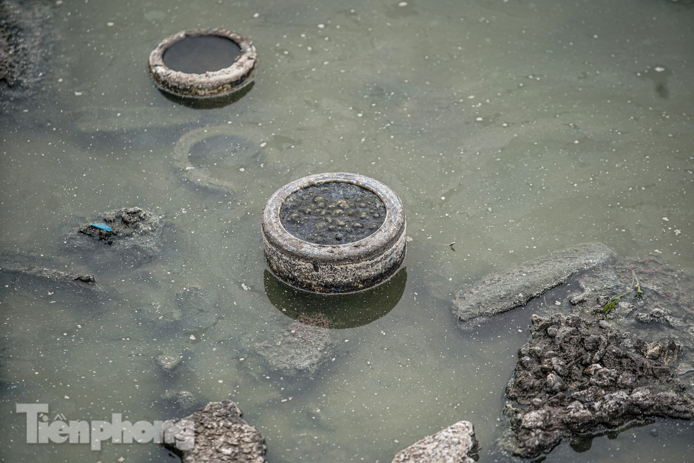 Mực nước cạn lộ ra rất nhiều loại đồ thờ cúng, chiếm phần lớn là bát hương bằng sứ.