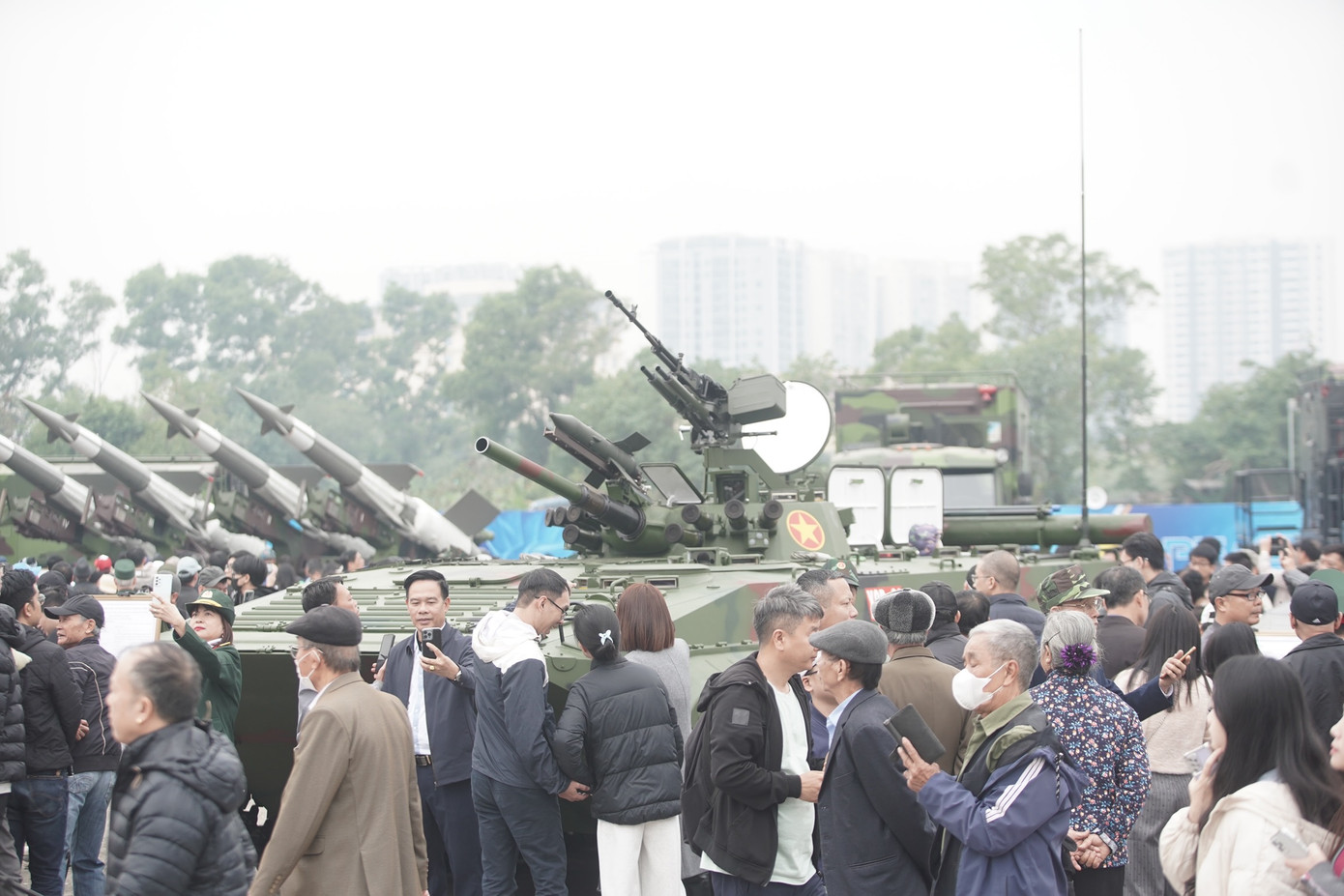 Tại khu vực trưng bày ngoài trời, các loại vũ khí, khí tài biểu tượng như xe tăng, pháo, tên lửa đều thu hút đông đảo người dân.