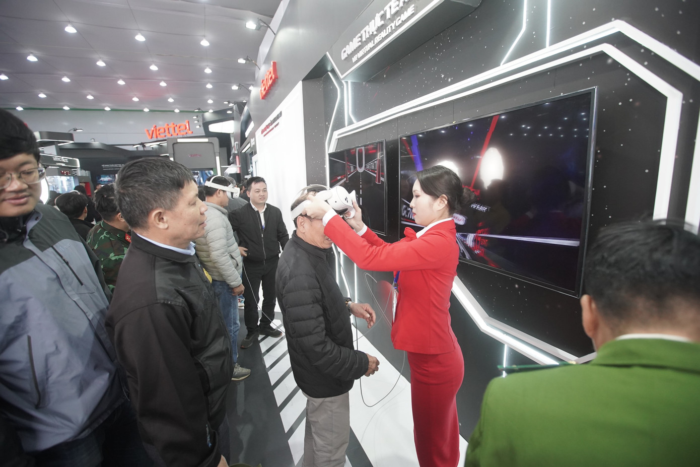 Người dân và du khách trải nghiệm kính thực tế ảo tại triển lãm.