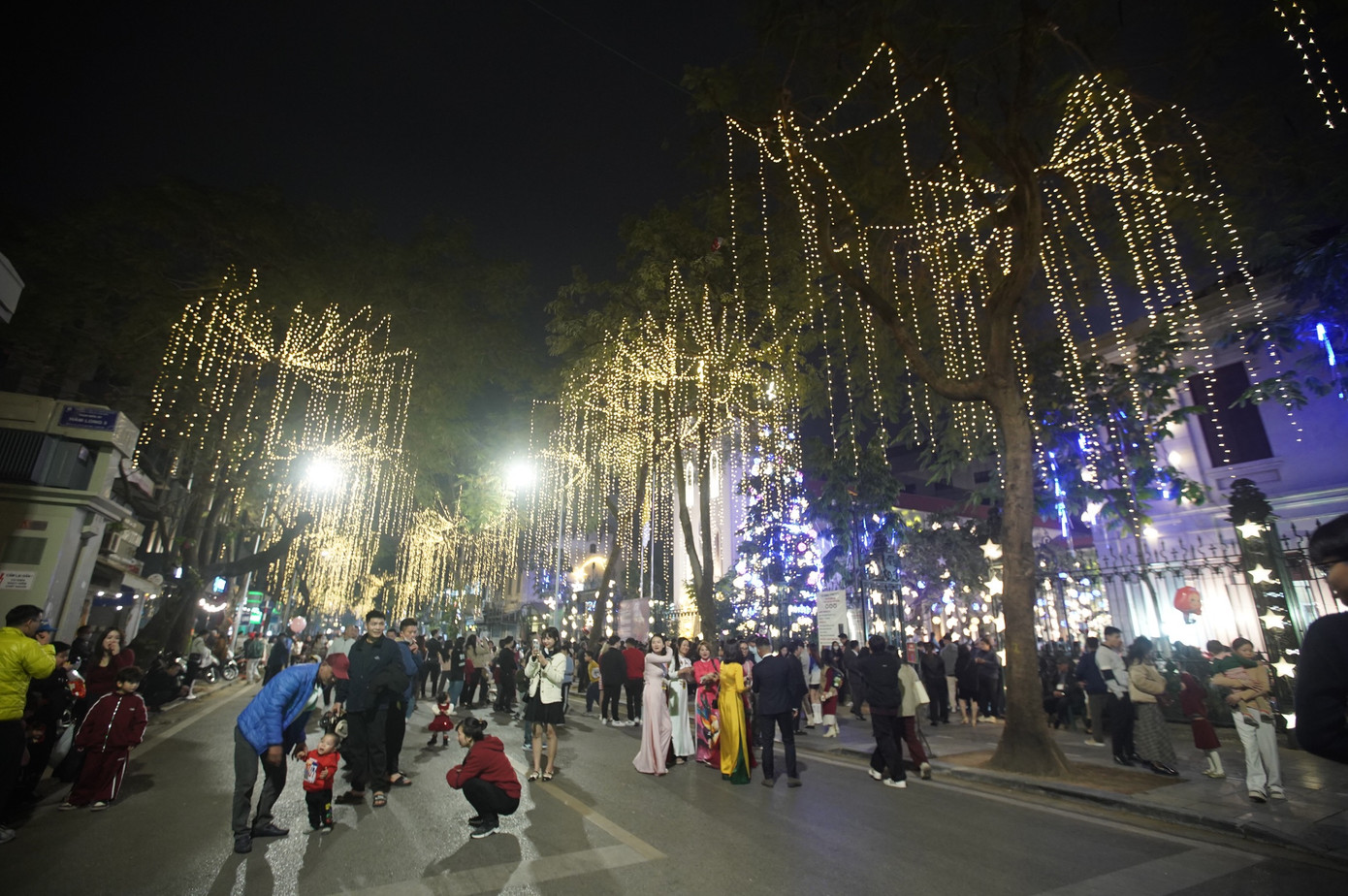 Giáo xứ Hàm Long lung linh ánh đèn ấm áp. Tại đây cũng có rất nhiều người dân và du khách đến đón Giáng sinh.