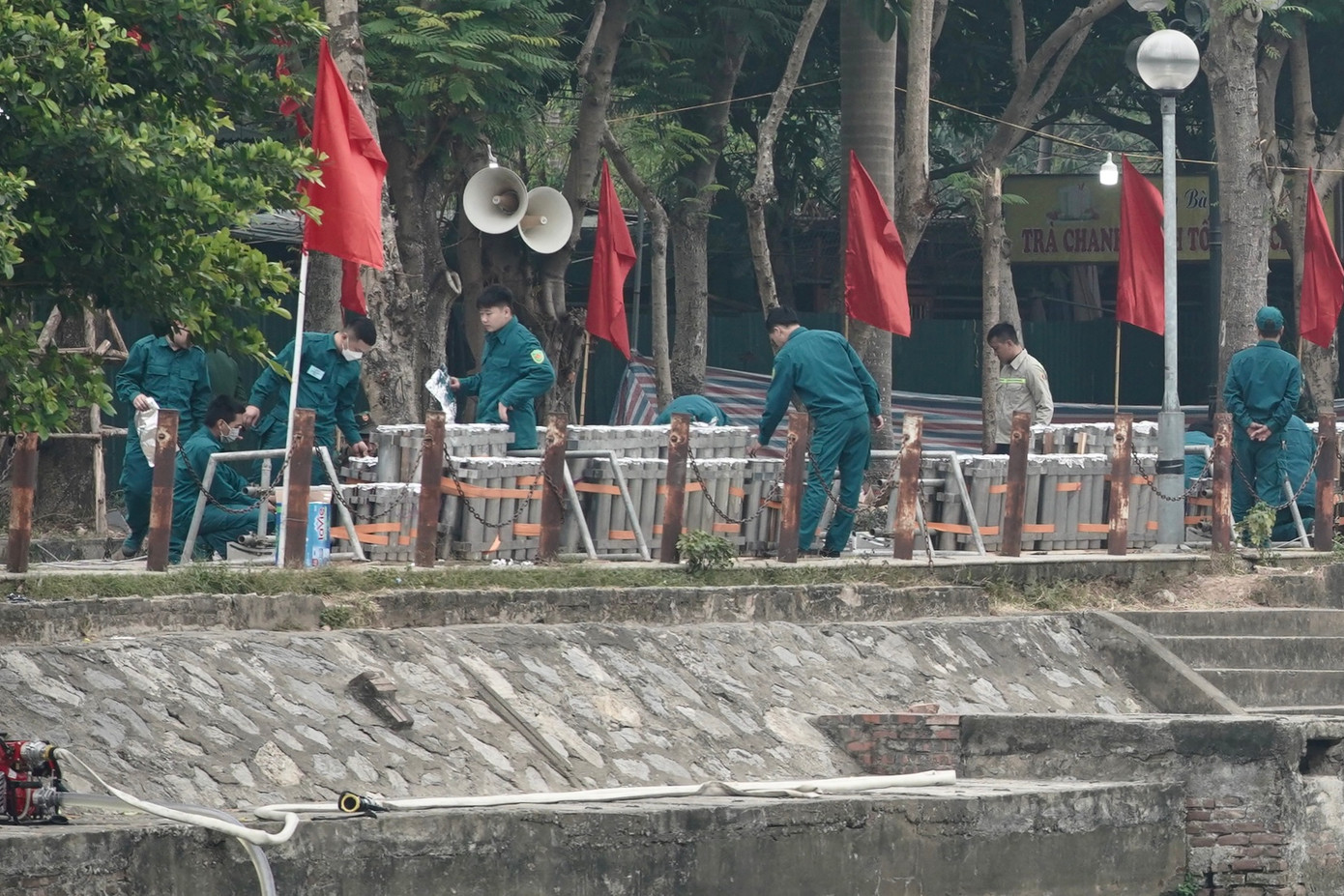 Các giàn pháo hoa tầm cao được lực lượng chức năng lắp đặt cố định sẵn sàng khai hỏa.