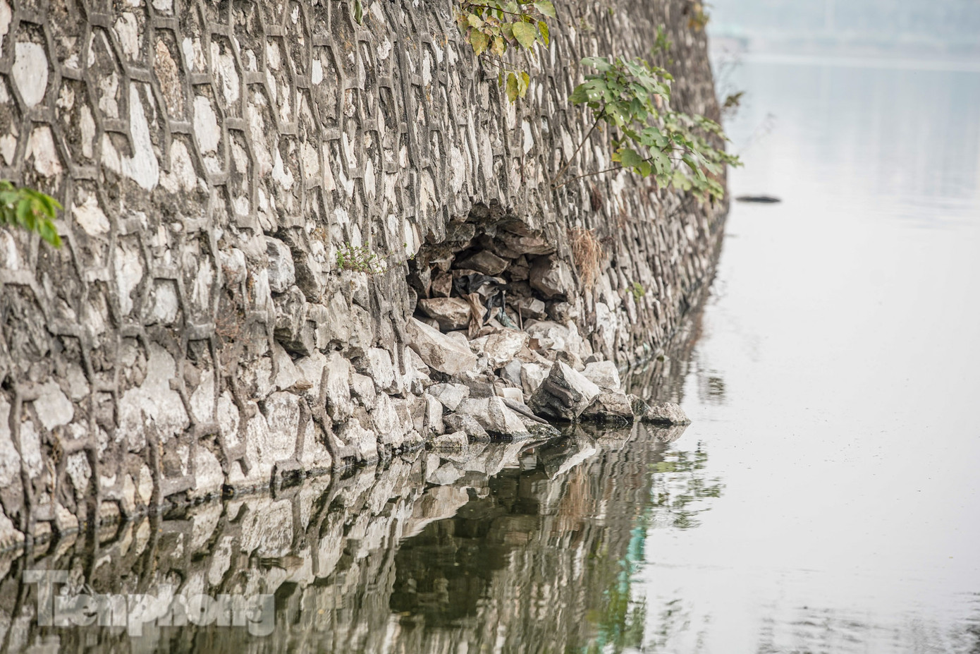 Mực nước cạn làm lộ rõ trụ bê tông (phố Vệ Hồ - đoạn hai con rồng)