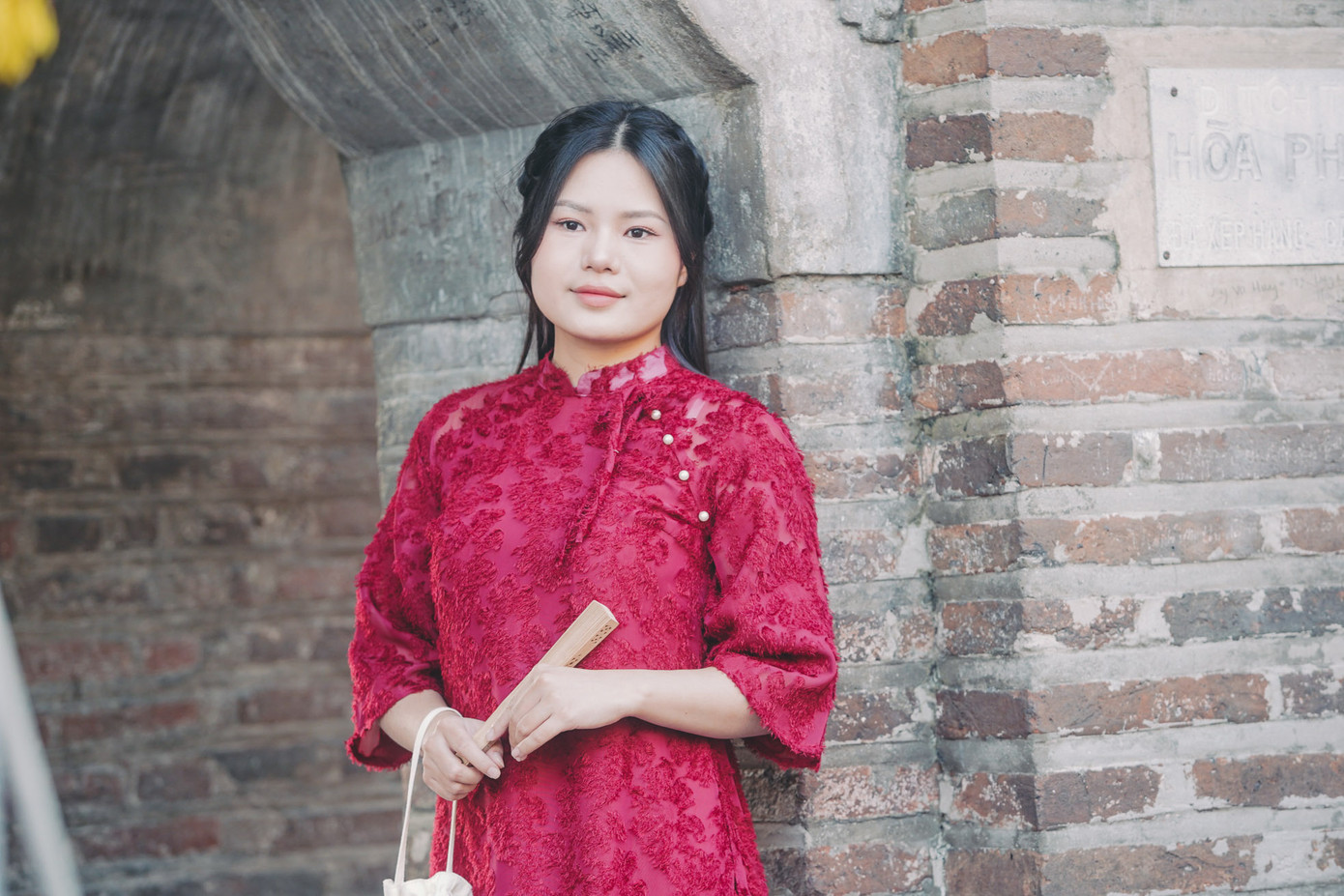 Tháp Hòa Phong, công trình có kiến trúc cổ kính với tường gạch bên cạnh hồ Hoàn Kiếm thu hút nhiều bạn trẻ chụp ảnh Tết sớm.