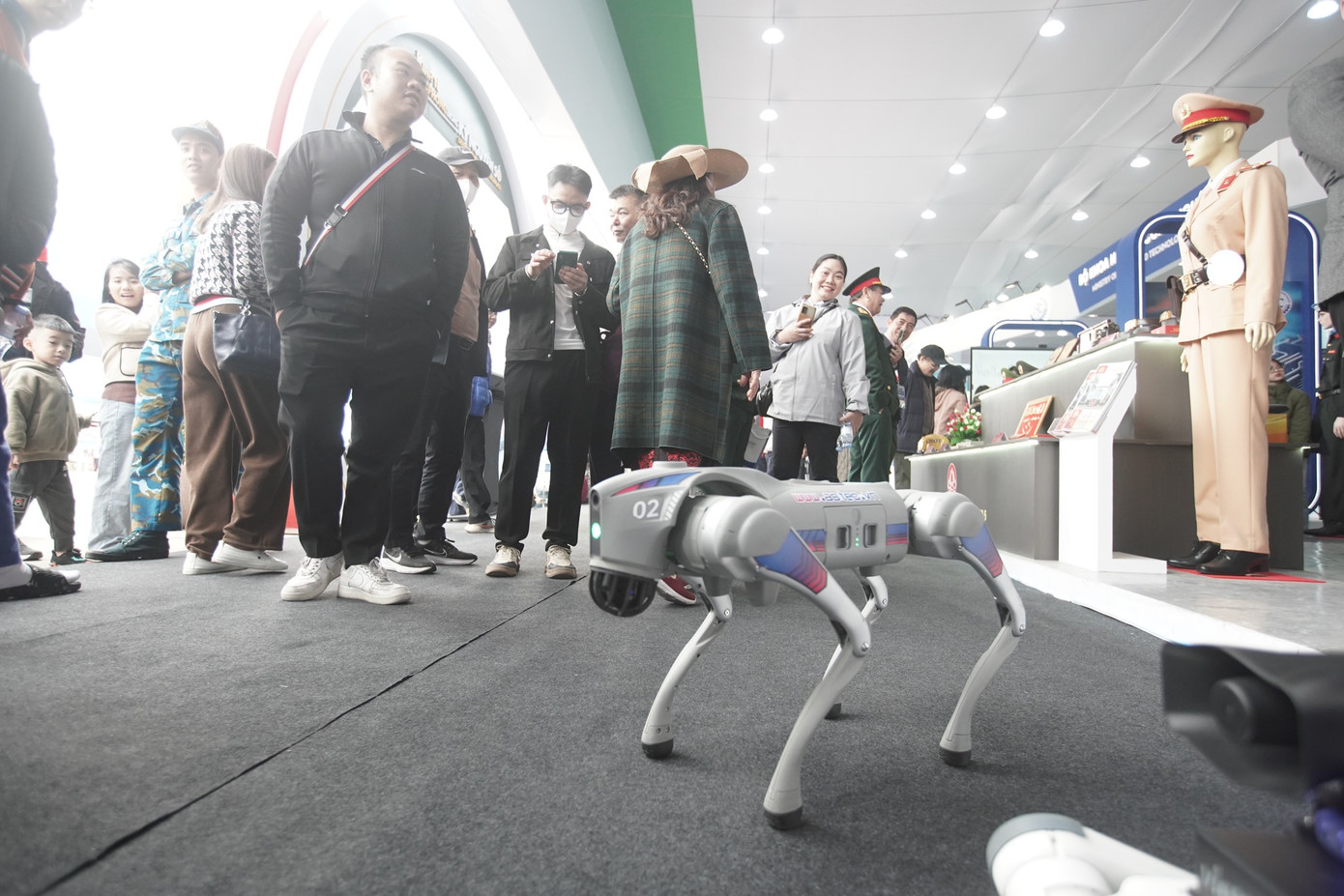 Xem chó robot có khả năng giám sát an ninh trổ tài.