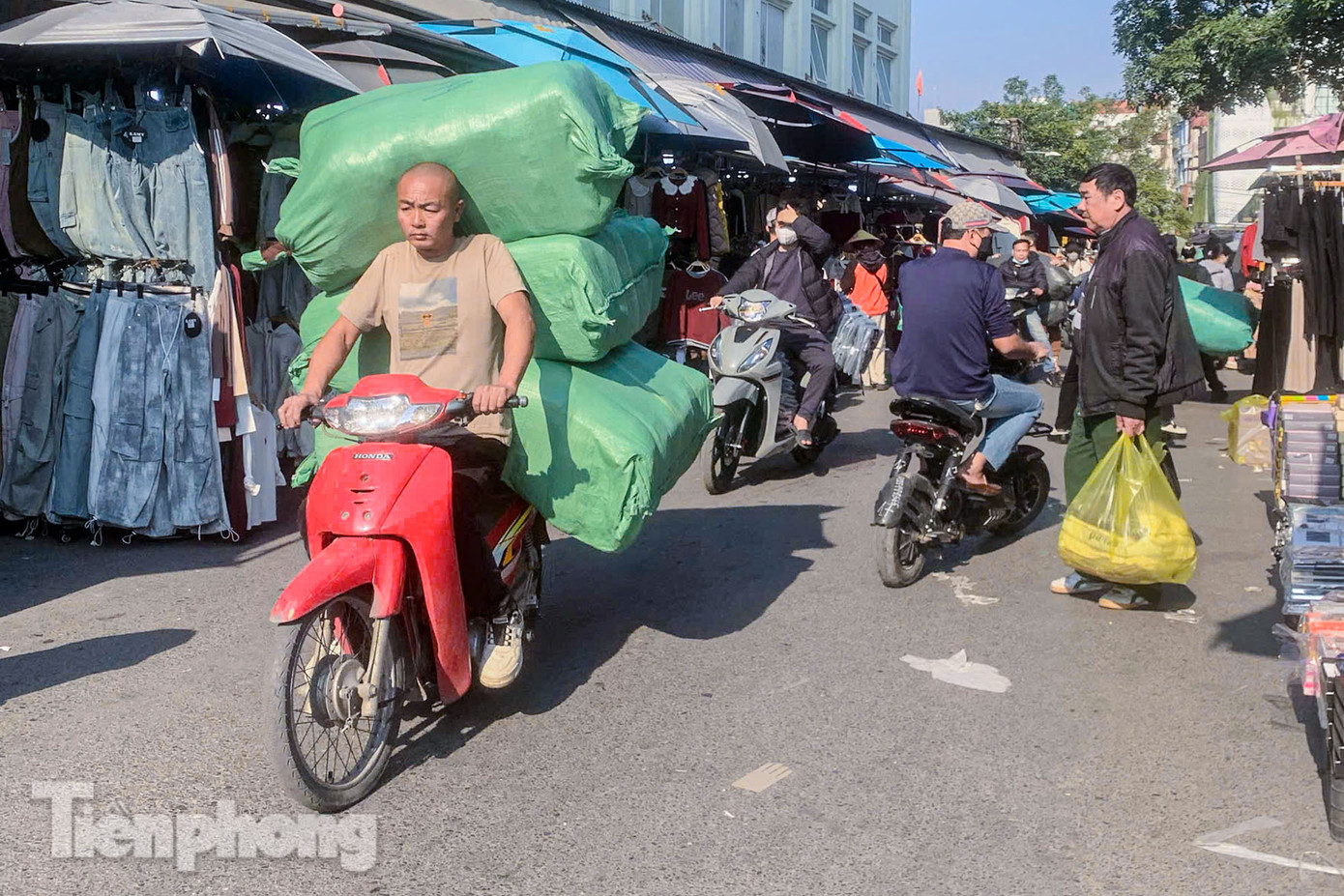 Những chuyến xe đầy ắp hàng xuất hiện liên tục ở mọi ngả đường. Những chuyến xe đầy ắp hàng xuất hiện liên tục ở mọi ngả đường.