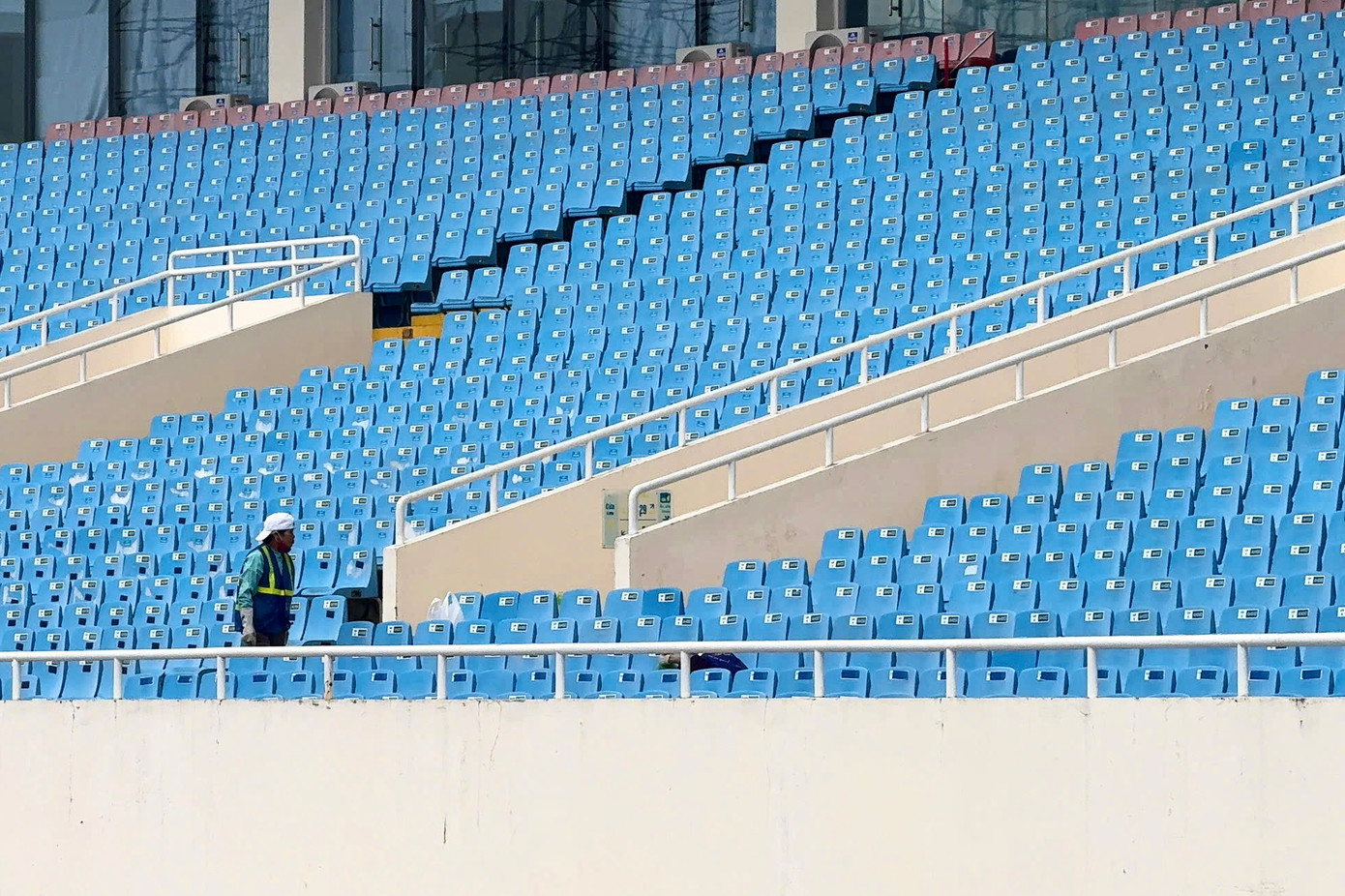 Khu vực khán đài được dọn dẹp trong những ngày qua.