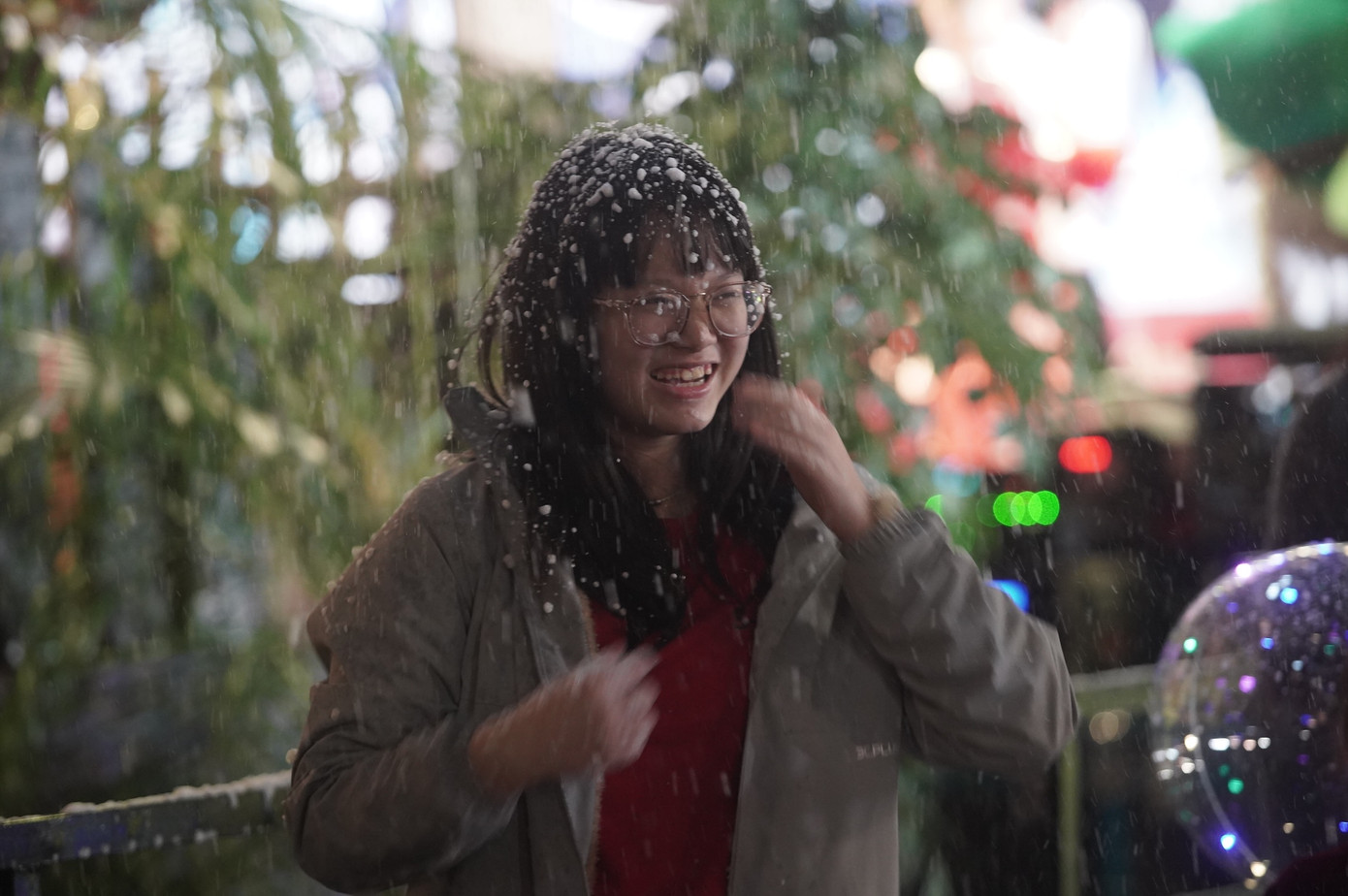 Người dân đặc biệt là các bạn trẻ thích thú tận hưởng "tuyết nhân tạo" tại nhà thờ Cửa Bắc.