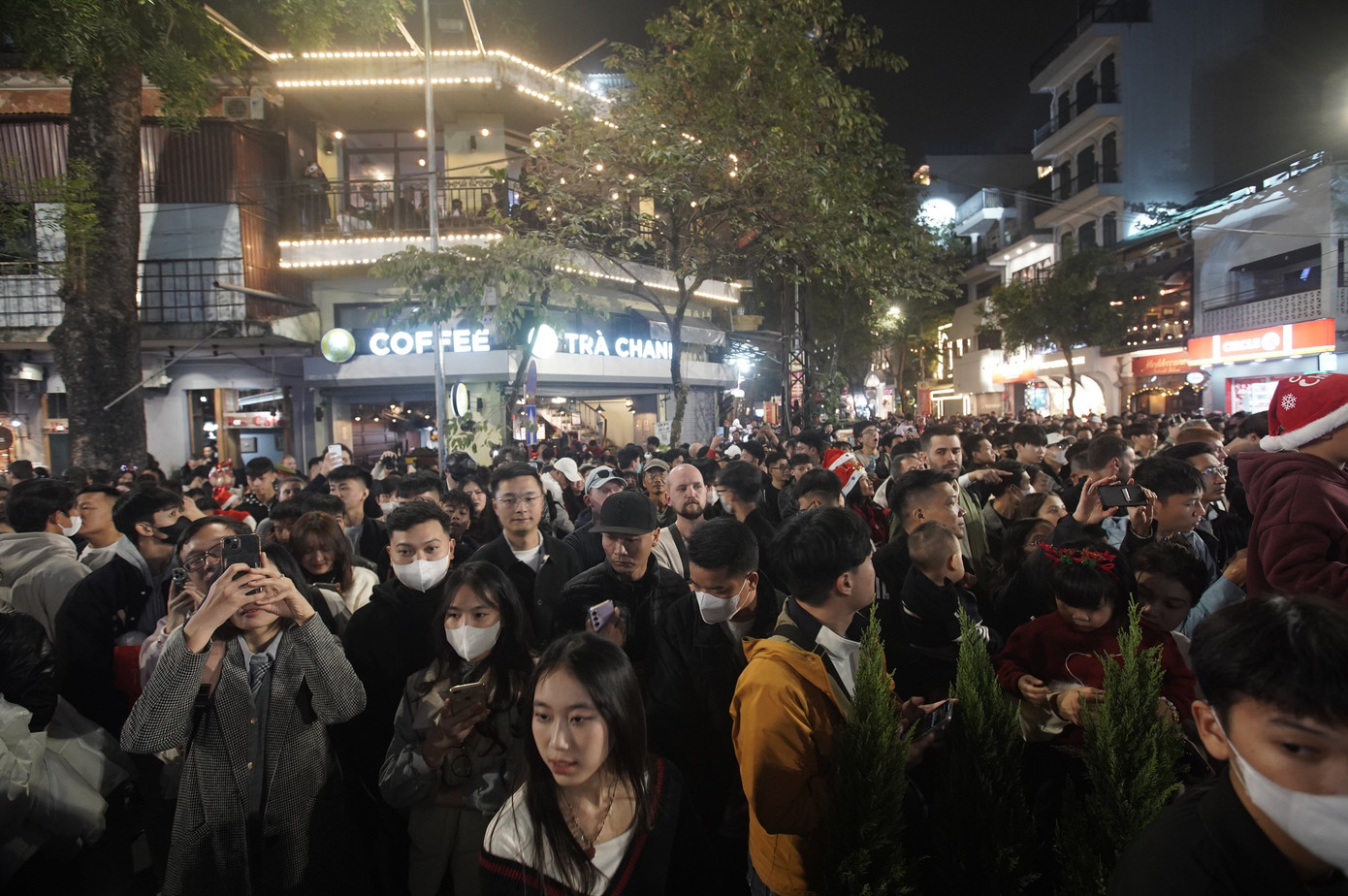 Đến 20h, những con phố xung quanh Nhà thờ Lớn đều chật kín, mọi lối đi tấp nập người qua lại.