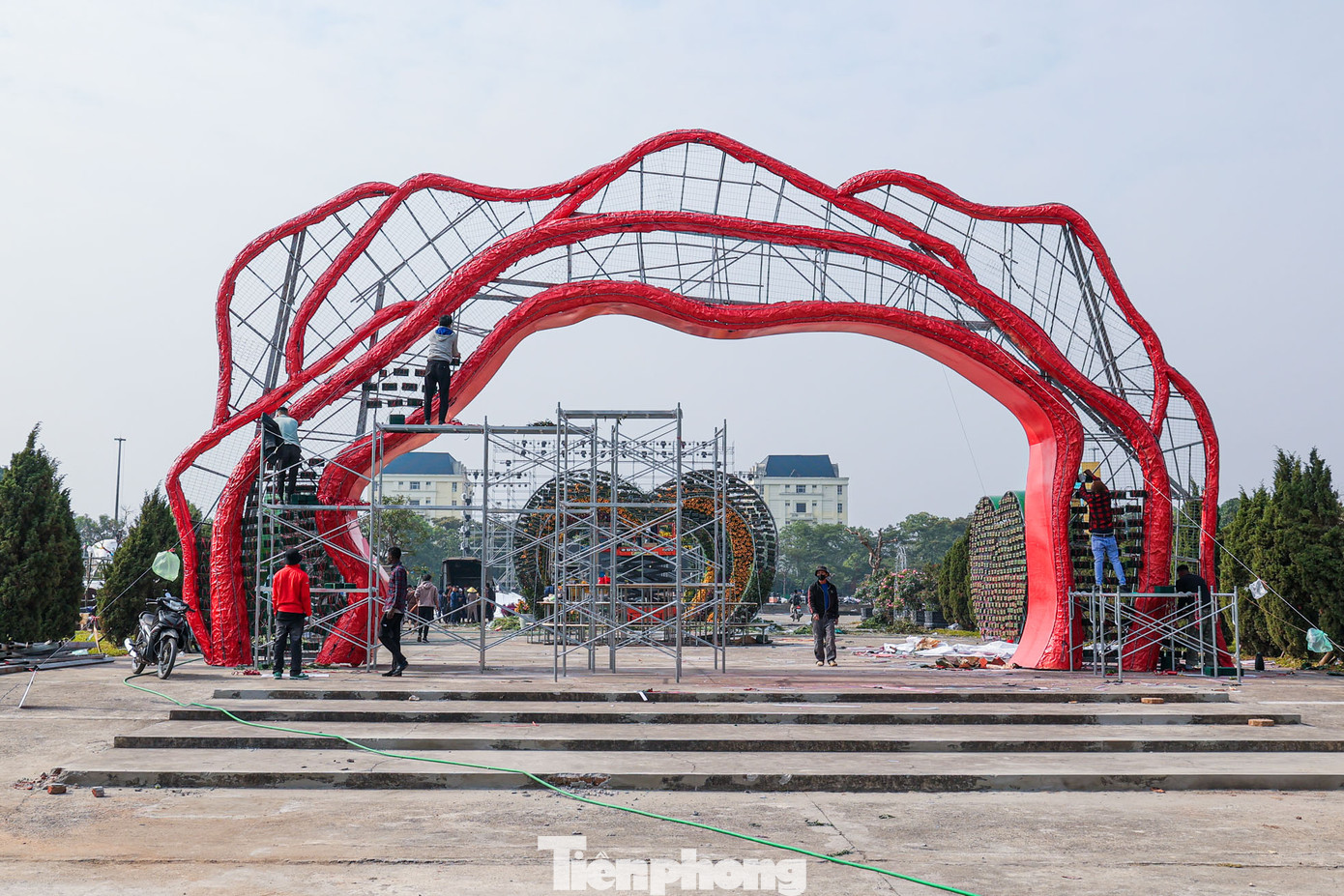 Đại diện UBND huyện Mê Linh (Hà Nội) cho biết, sự kiện Festival hoa Mê Linh lần thứ 2 được tổ chức với chủ đề "Mê Linh rực rỡ sắc hoa" từ ngày 26/12 đến 29/12 tại Quảng trường Trung tâm hành chính huyện Mê Linh. Đại diện UBND huyện Mê Linh (Hà Nội) cho biết, sự kiện Festival hoa Mê Linh lần thứ 2 được tổ chức với chủ đề "Mê Linh rực rỡ sắc hoa" từ ngày 26/12 đến 29/12 tại Quảng trường Trung tâm hành chính huyện Mê Linh.