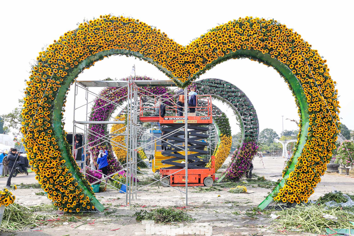 Festival hoa Mê Linh lần đầu tiên được tổ chức cách đây 2 năm (tháng 12/2022) đã thu hút hơn một trăm ngàn lượt người dân, du khách ở mọi miền tổ quốc tham quan, thưởng lãm, hòa mình vào thế giới của các loài hoa. Festival lần thứ nhất được đón các đồng chí lãnh đạo, nguyên lãnh đạo trung ương và Thành phố Hà Nội đến tham quan; 35 thí sinh tham dự cuộc thi Hoa hậu du lịch thế giới 2022 tham gia chụp hình, khoe sắc cùng hoa Mê Linh. Festival hoa Mê Linh lần đầu tiên được tổ chức cách đây 2 năm (tháng 12/2022) đã thu hút hơn một trăm ngàn lượt người dân, du khách ở mọi miền tổ quốc tham quan, thưởng lãm, hòa mình vào thế giới của các loài hoa. Festival lần thứ nhất được đón các đồng chí lãnh đạo, nguyên lãnh đạo trung ương và Thành phố Hà Nội đến tham quan; 35 thí sinh tham dự cuộc thi Hoa hậu du lịch thế giới 2022 tham gia chụp hình, khoe sắc cùng hoa Mê Linh.