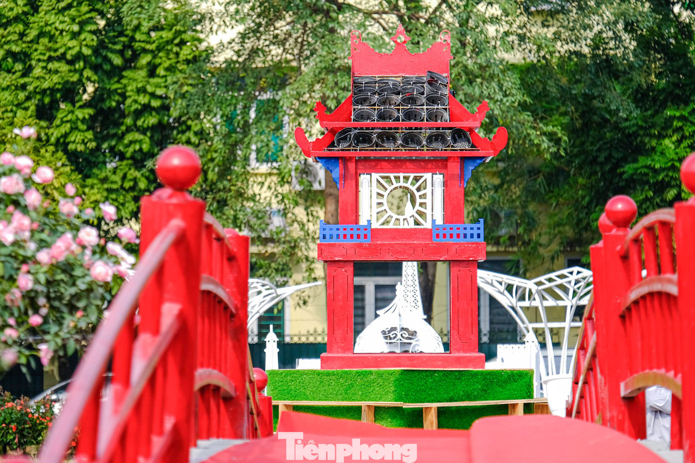 Các tiểu cảnh, mô hình được trang trí kết hợp với hoa tạo nên khung cảnh đẹp mắt, ấn tượng. Các tiểu cảnh, mô hình được trang trí kết hợp với hoa tạo nên khung cảnh đẹp mắt, ấn tượng.