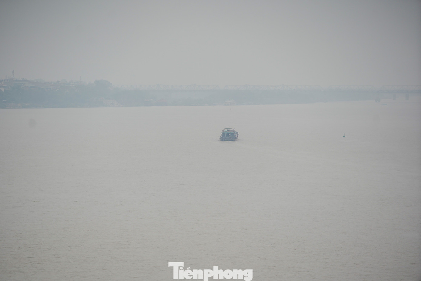 Thành phố mờ ảo sau lớp sương.